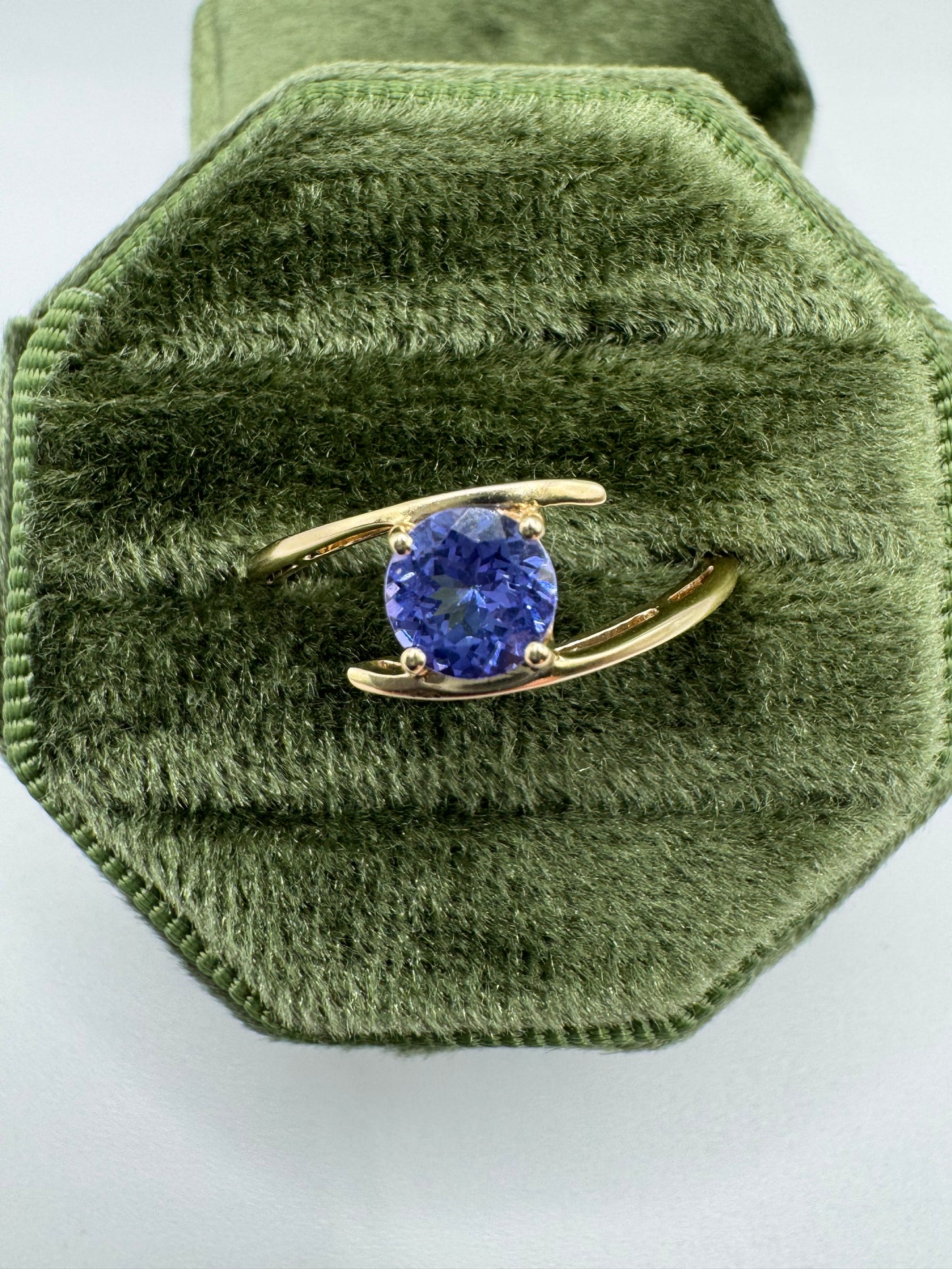 9ct gold tanzanite twist ring