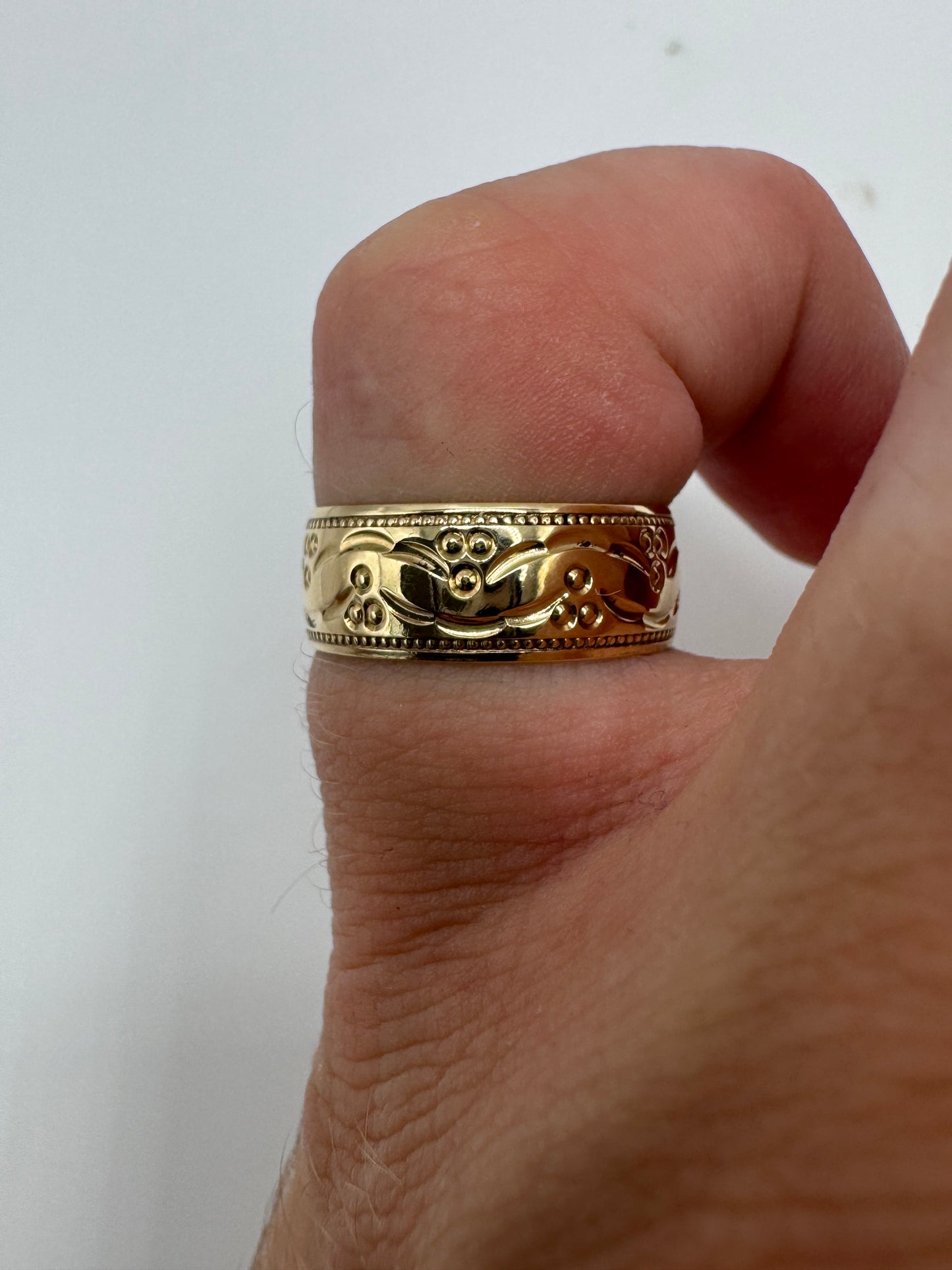 9ct gold patterned band