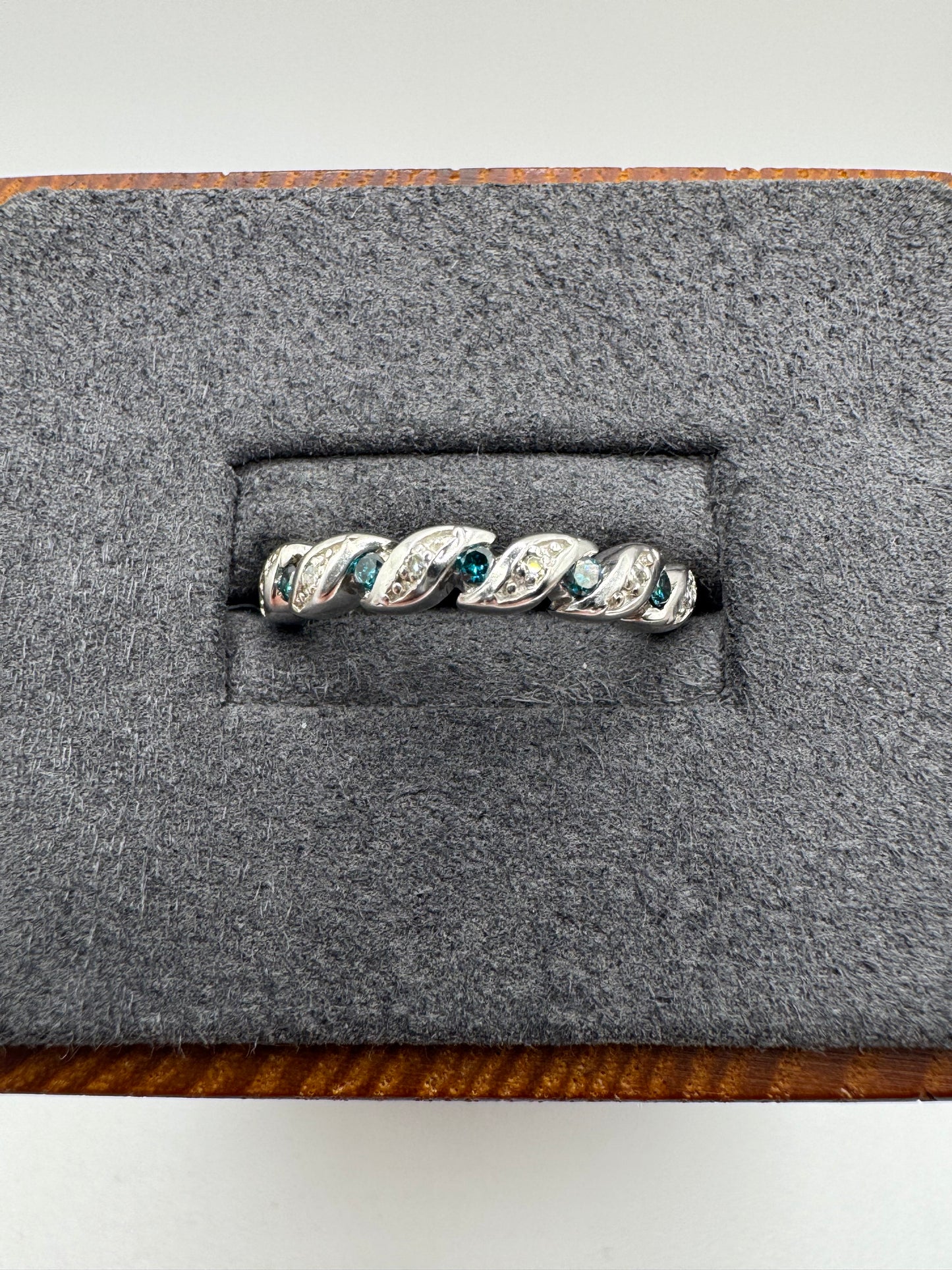 9ct white gold blue and white diamond ring
