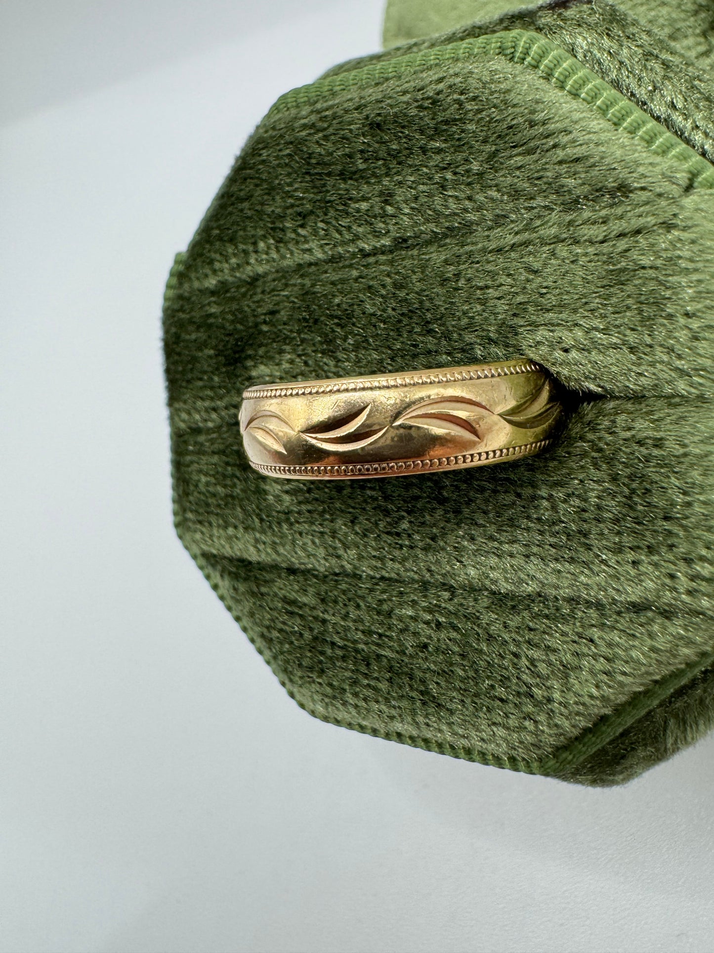 9ct gold patterned band