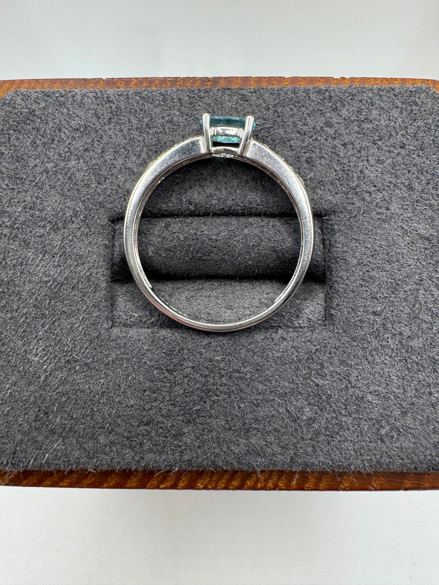 9ct white gold apatite and diamond ring