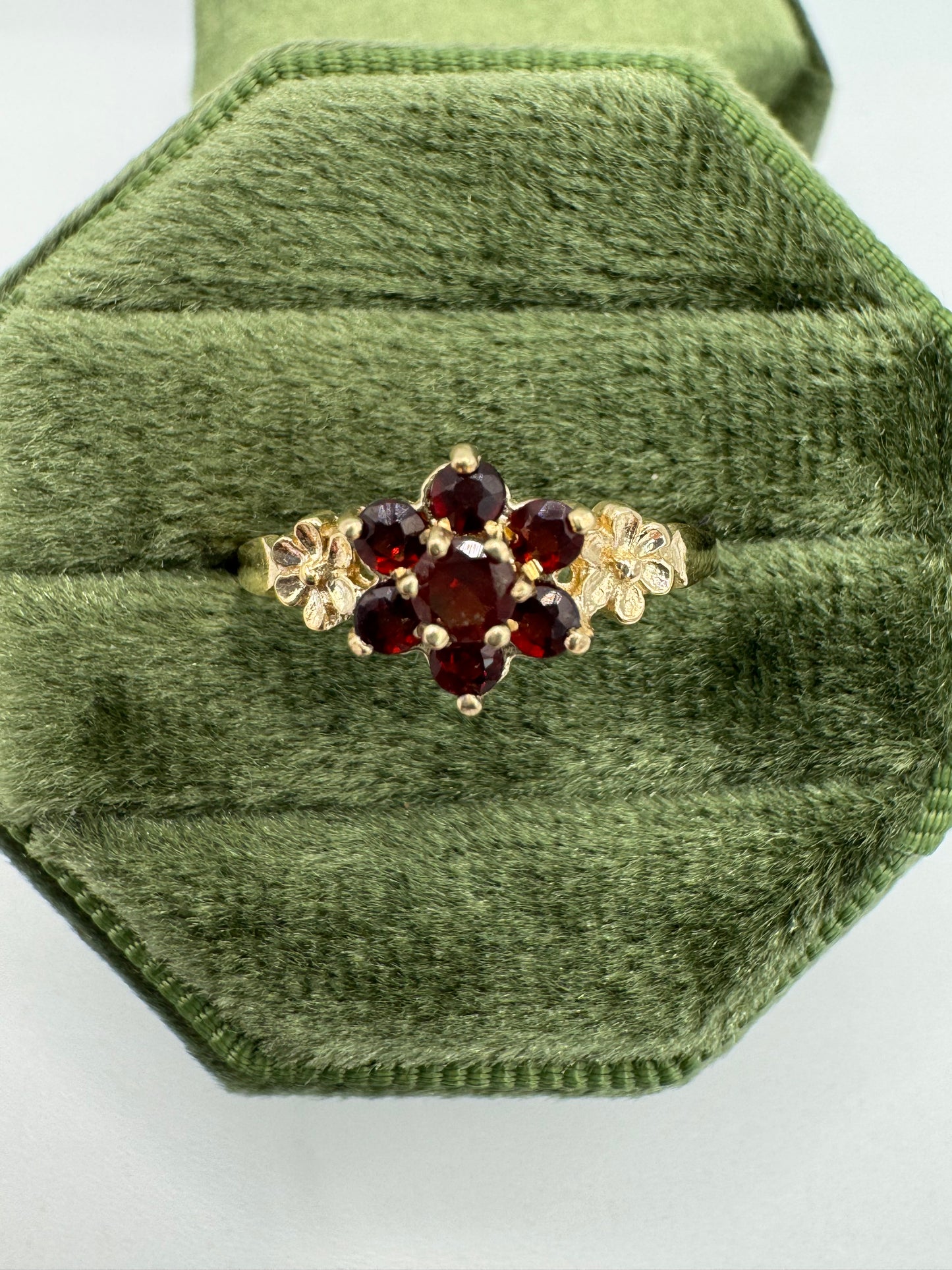 9ct gold garnet cluster ring