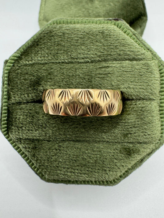9ct gold patterned band