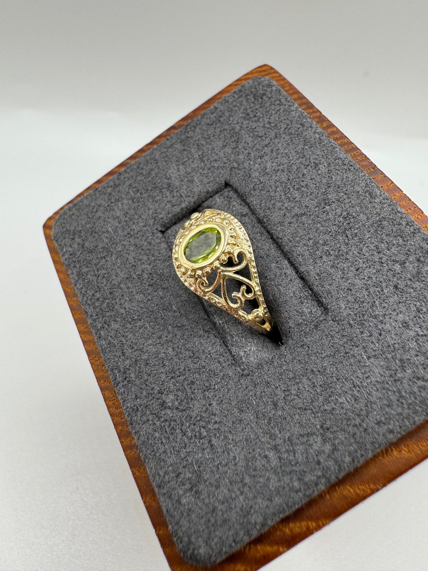 9ct gold peridot ring