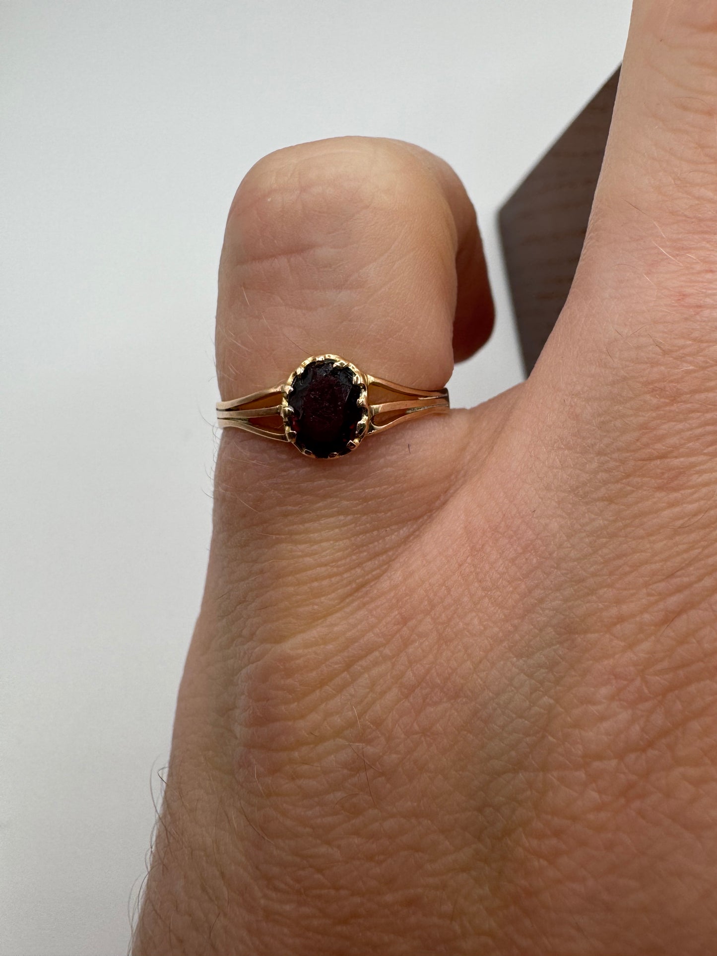 9ct gold garnet ring