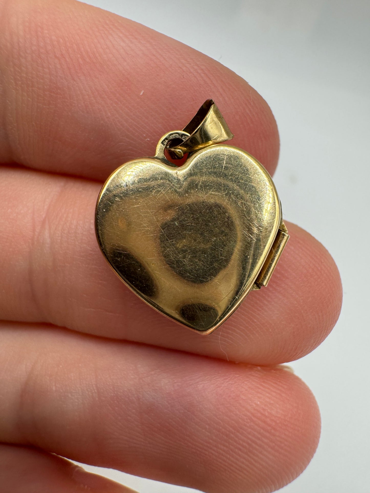 9ct gold engraved heart locket