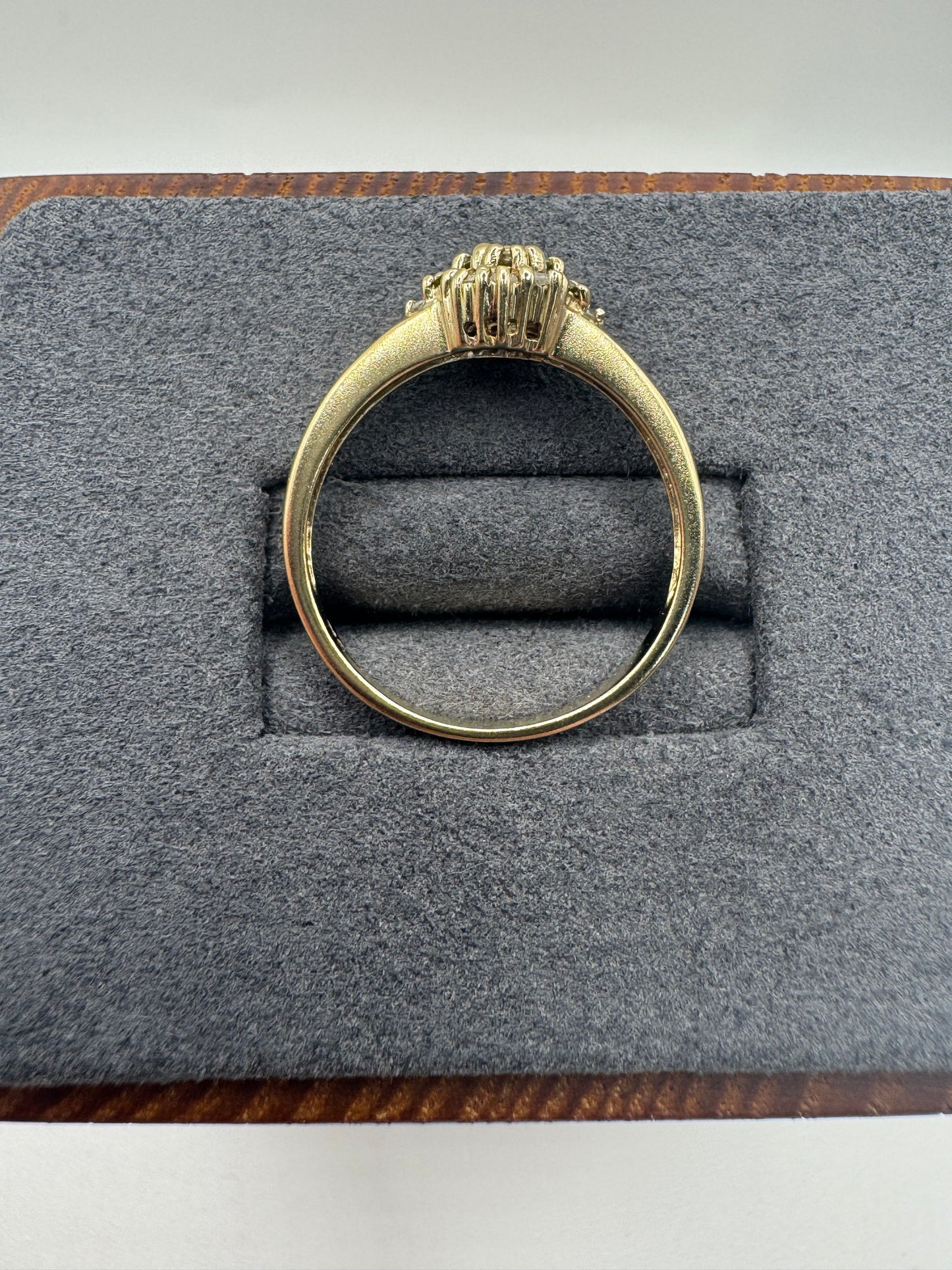 9ct gold diamond ring (inc yellow diamonds)