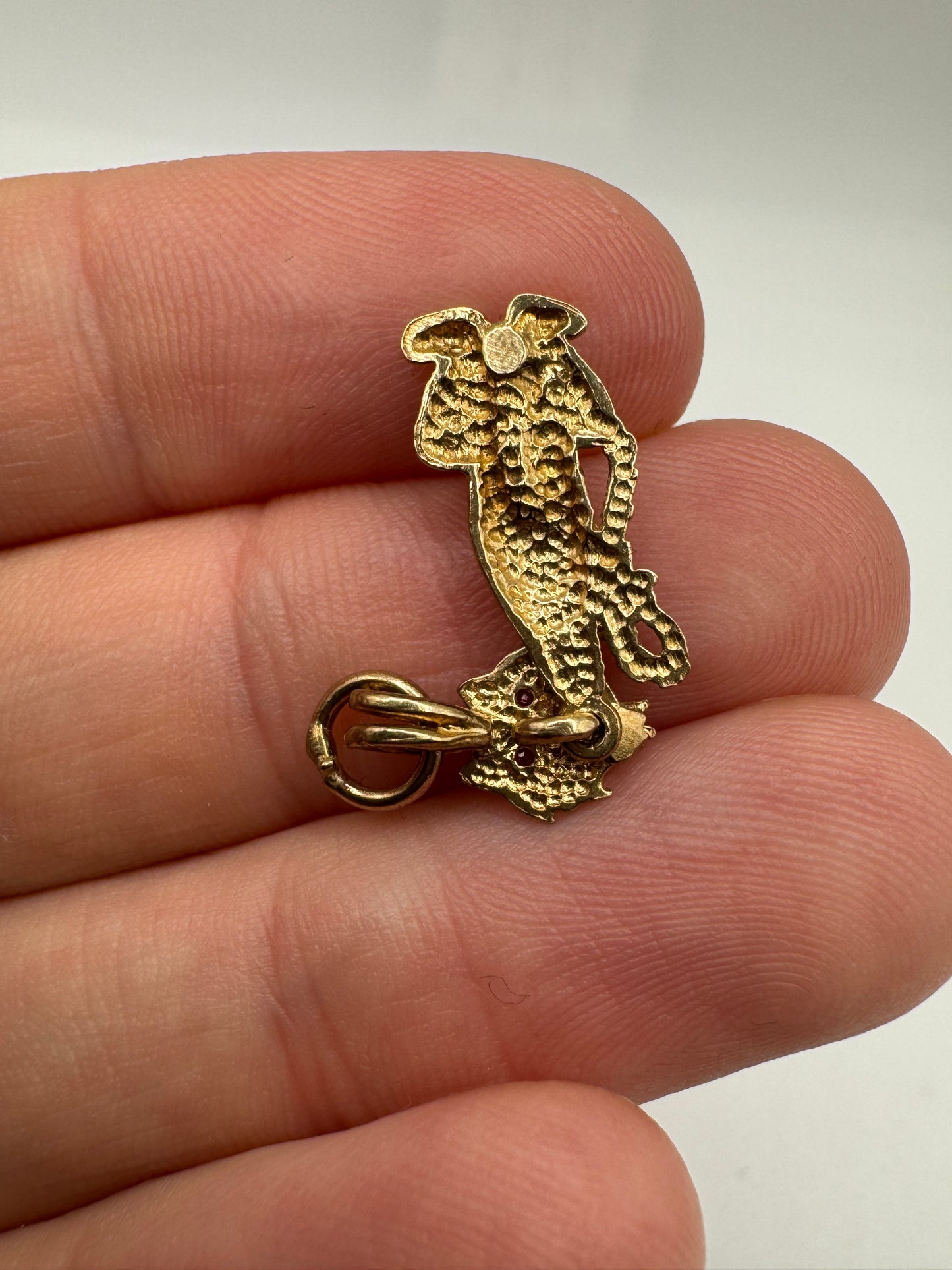 9ct gold articulated ruby cat pendant