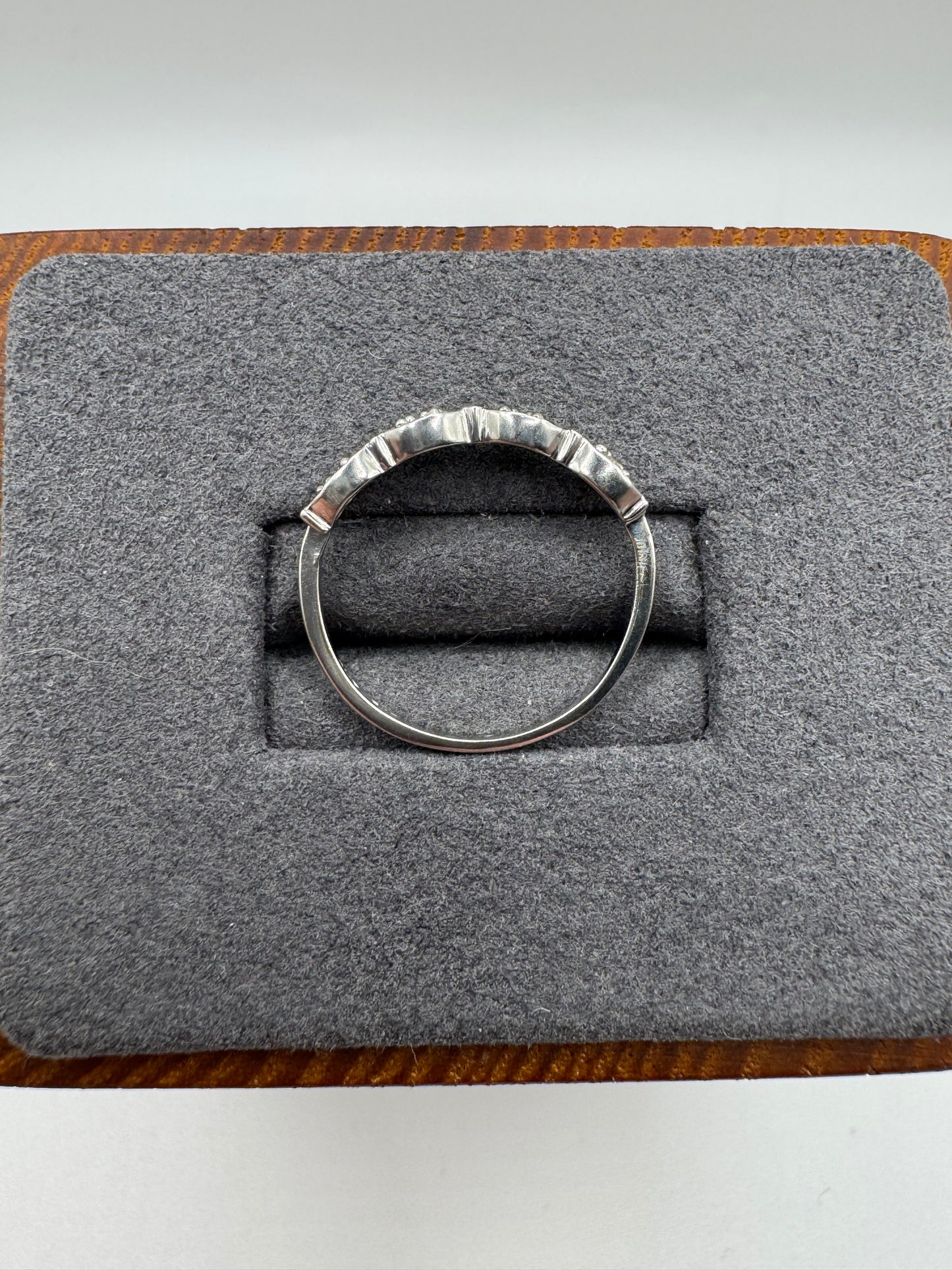 9ct white gold diamond (inc black diamond) ring