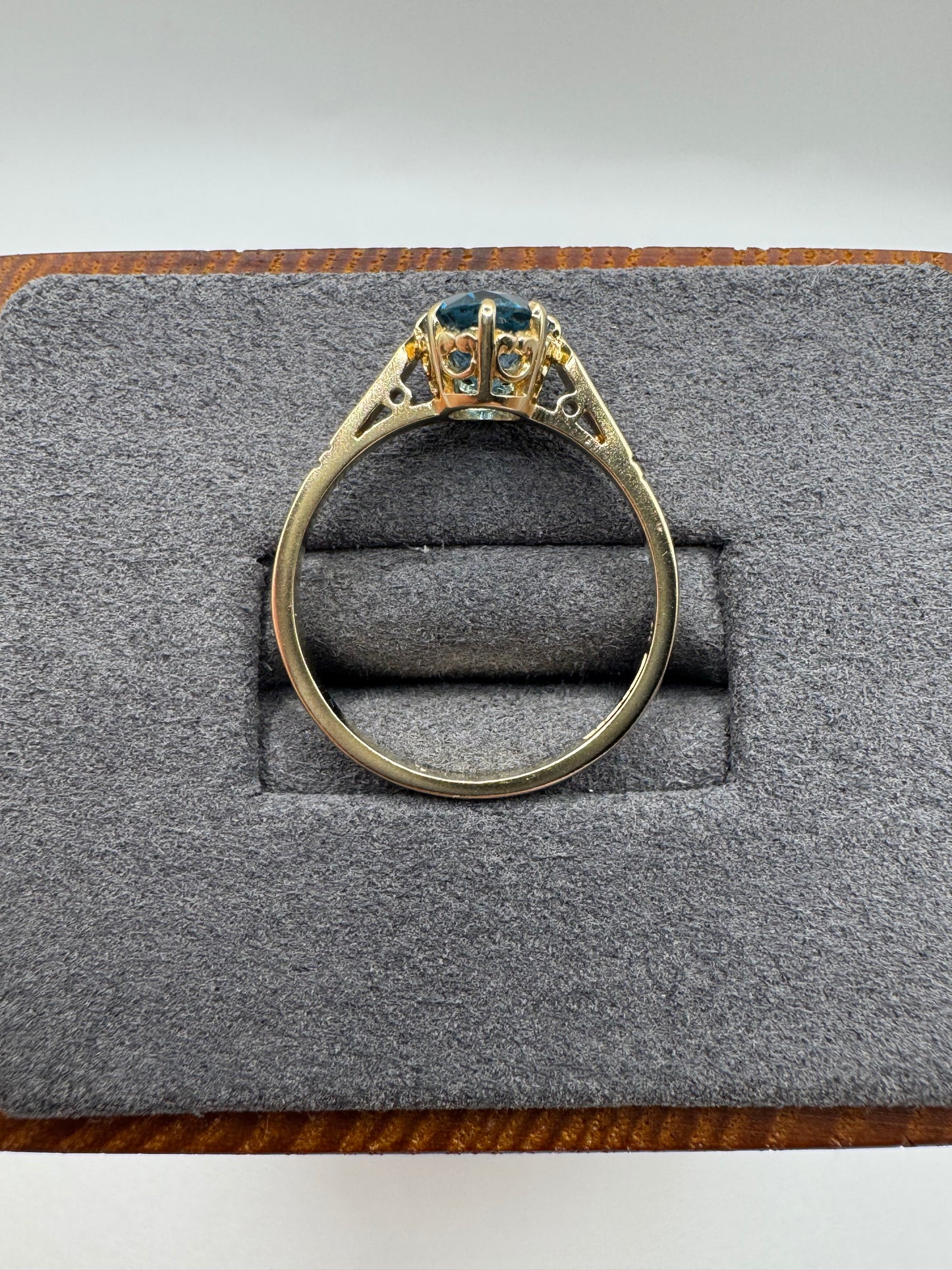 9ct gold topaz ring