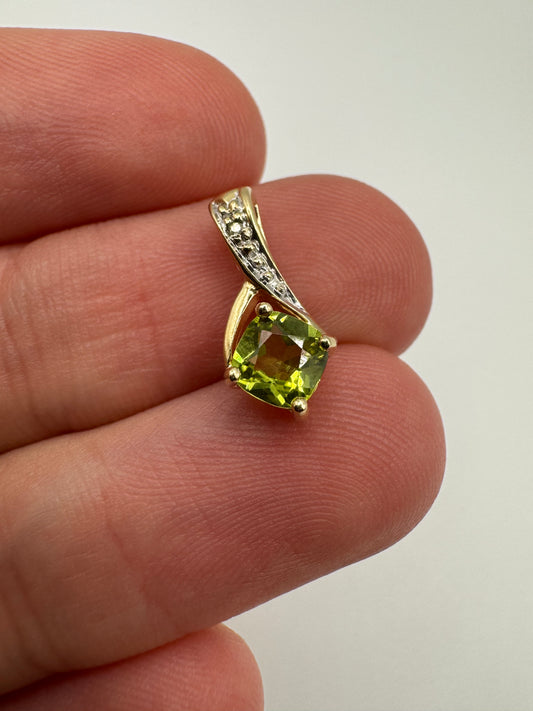 9ct gold peridot and diamond pendant