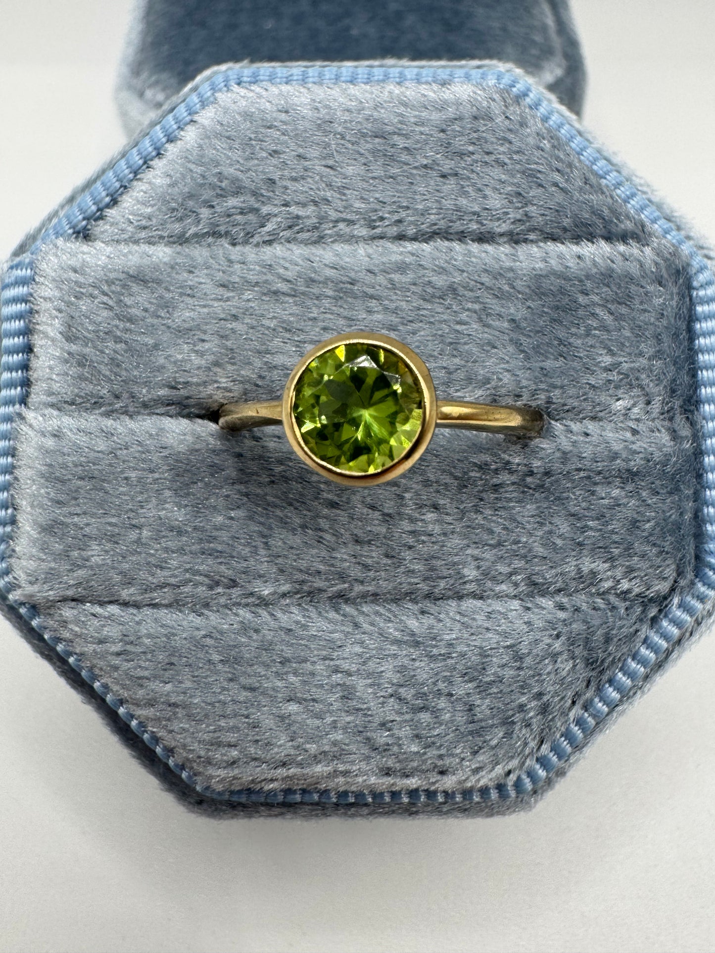 9ct gold peridot ring