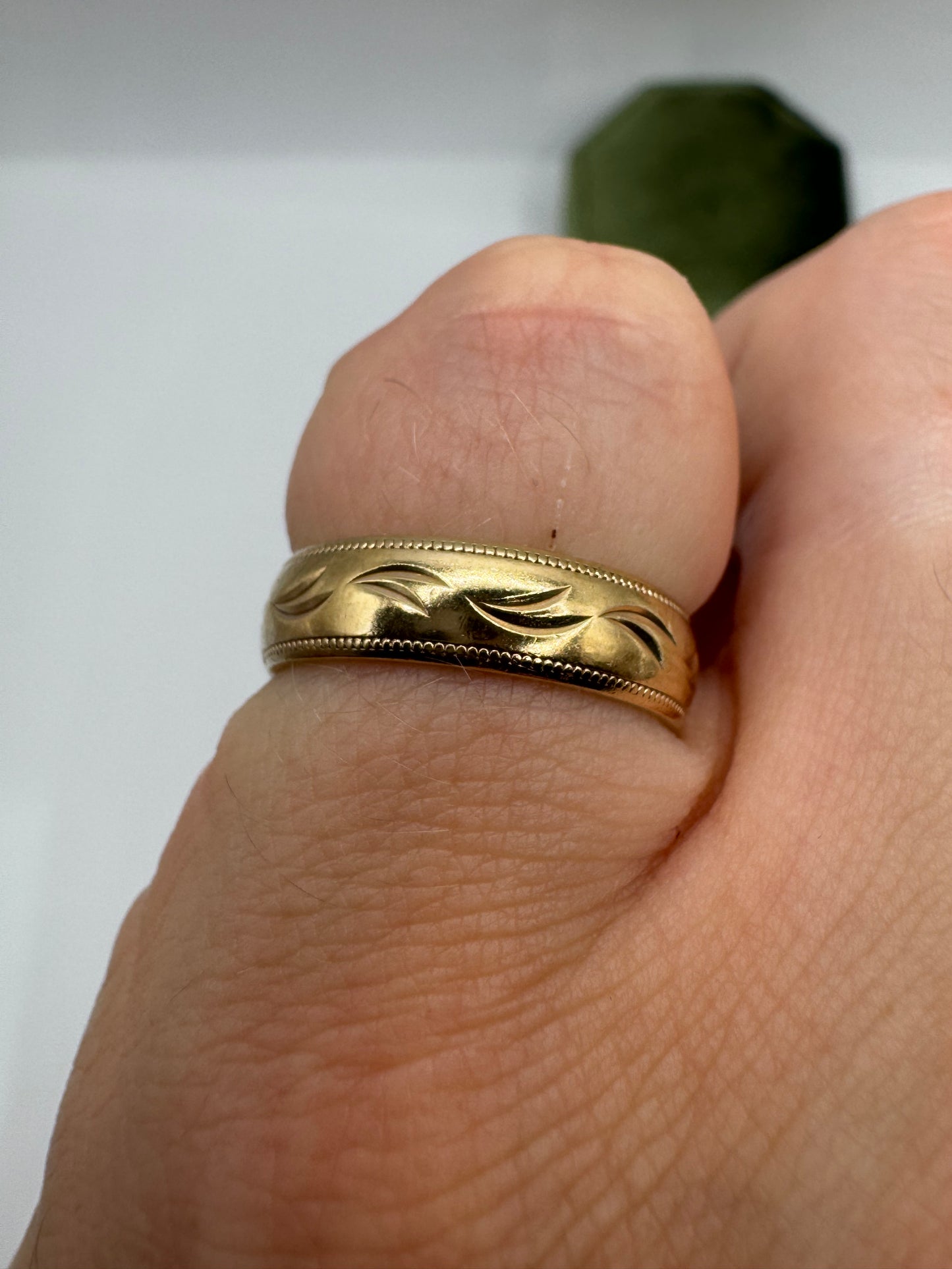 9ct gold patterned band