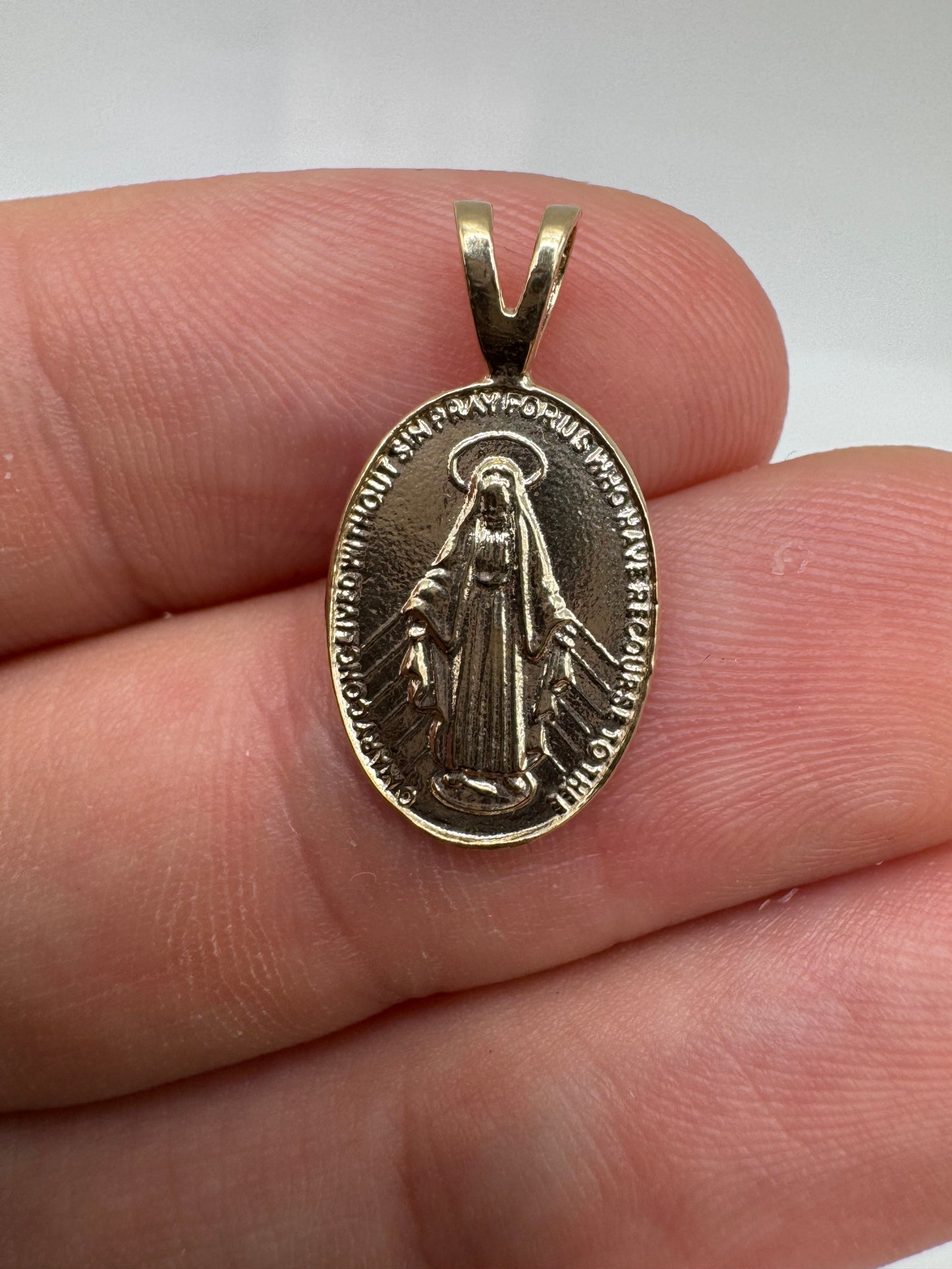 9ct gold St Mary pendant