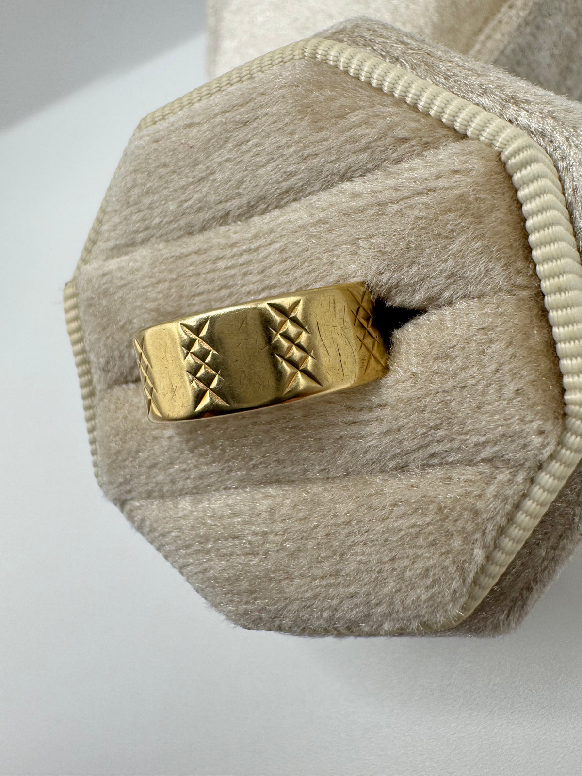 Vintage 9ct gold patterned band