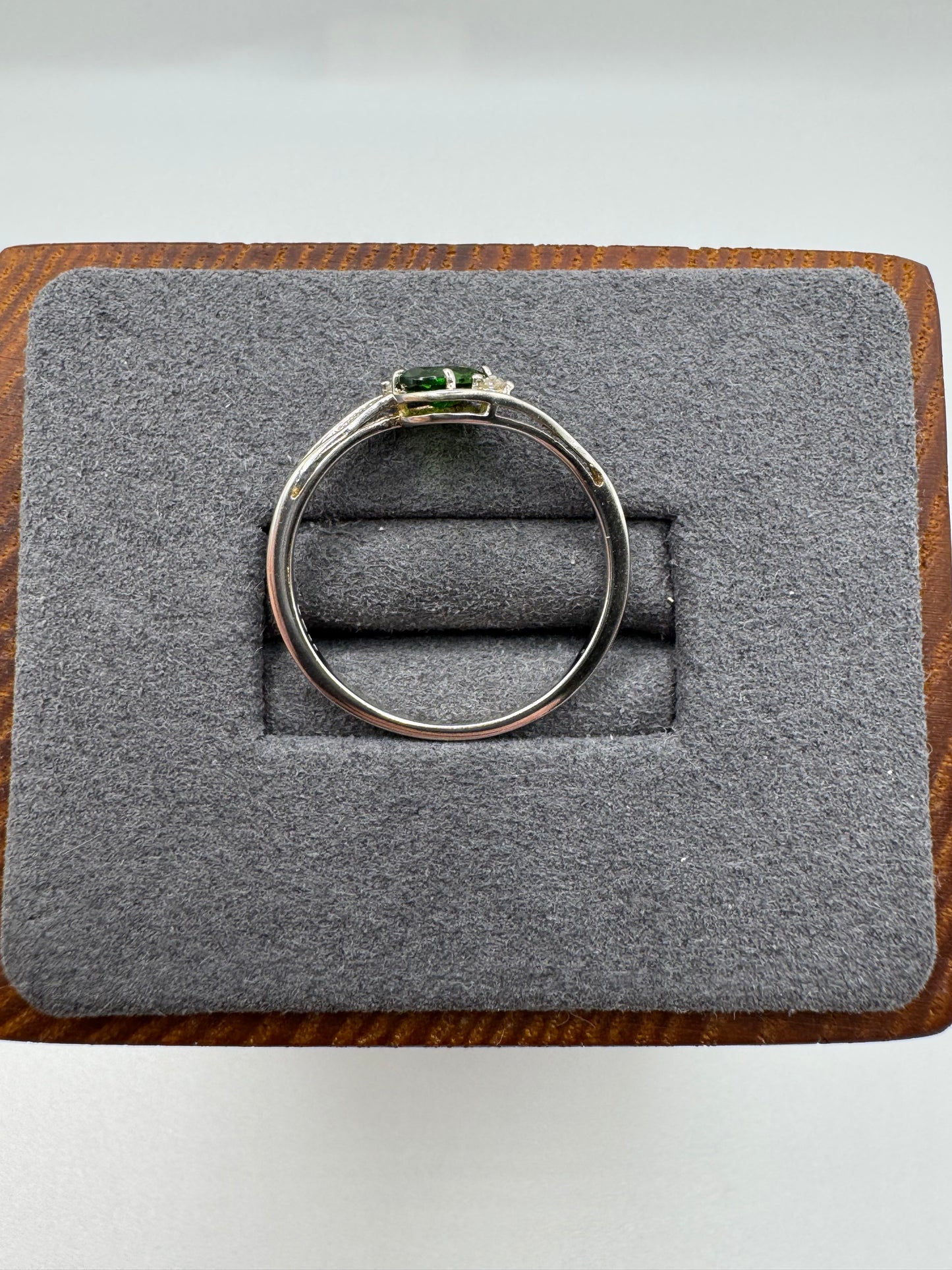 9ct white gold diopside and diamond ring