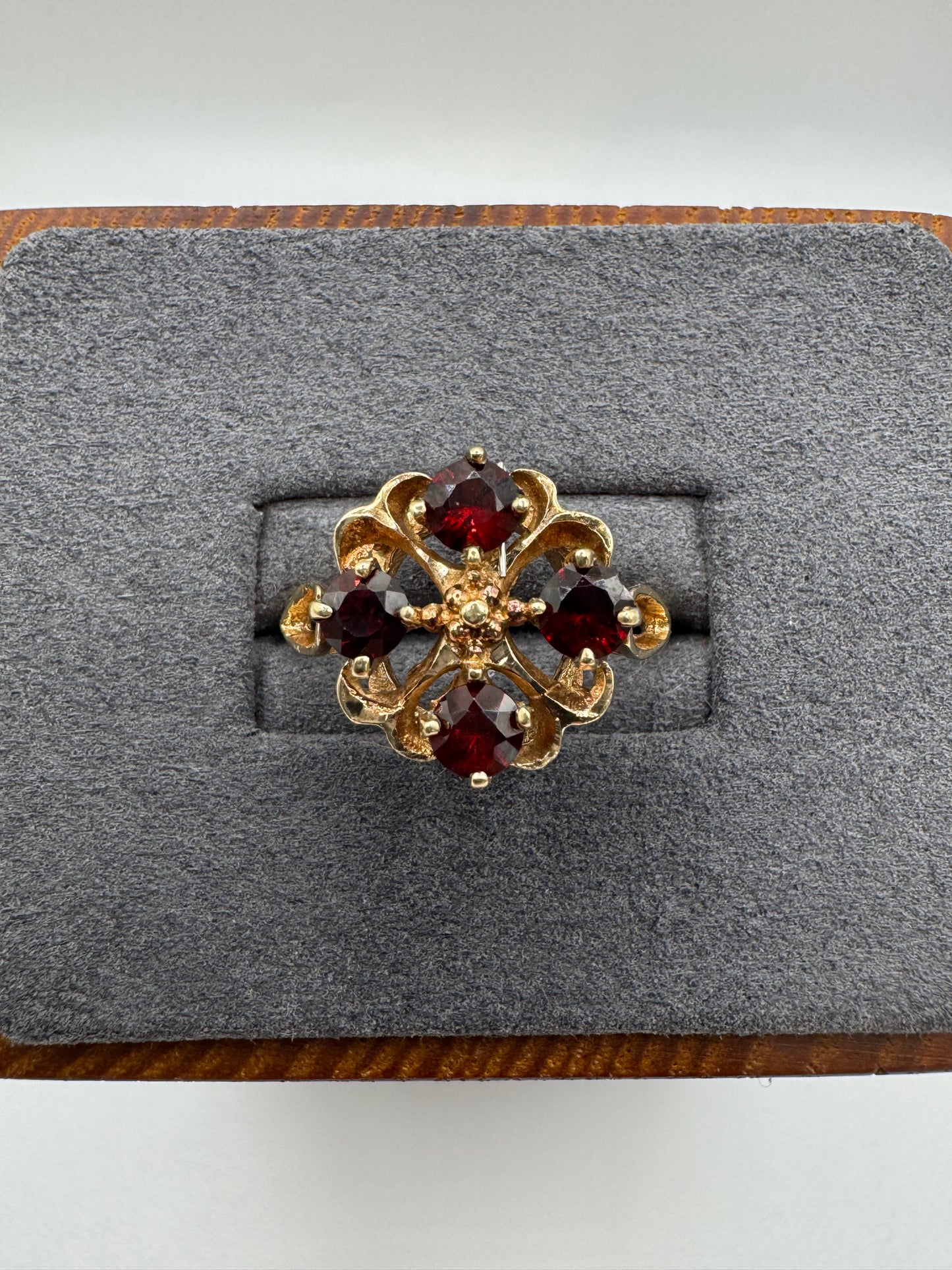 9ct gold garnet 4 leaf clover ring