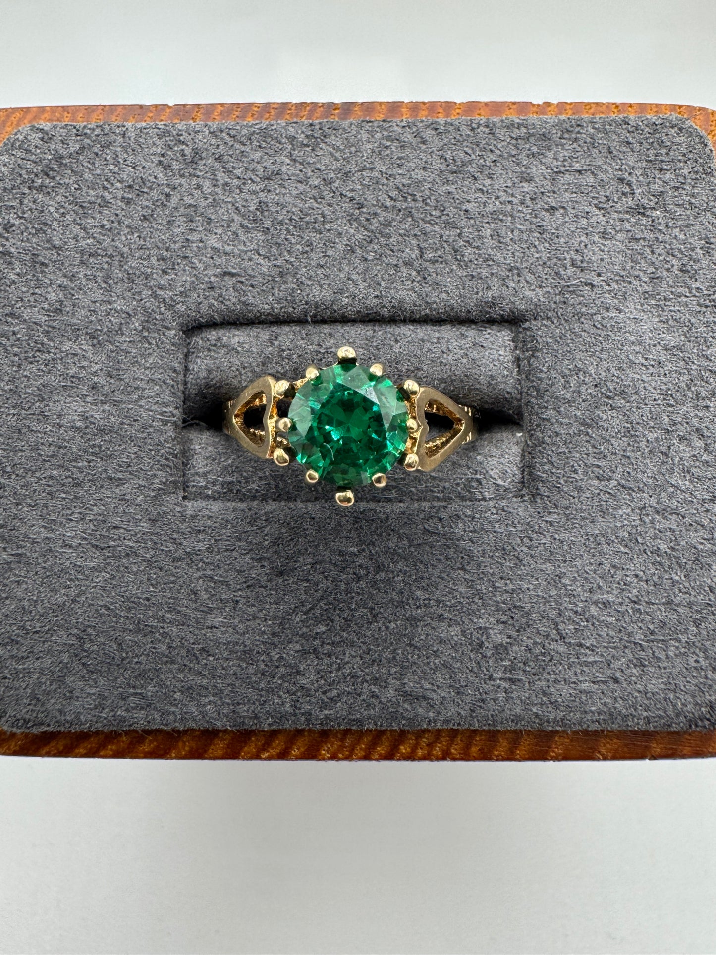 9ct gold spinel ring