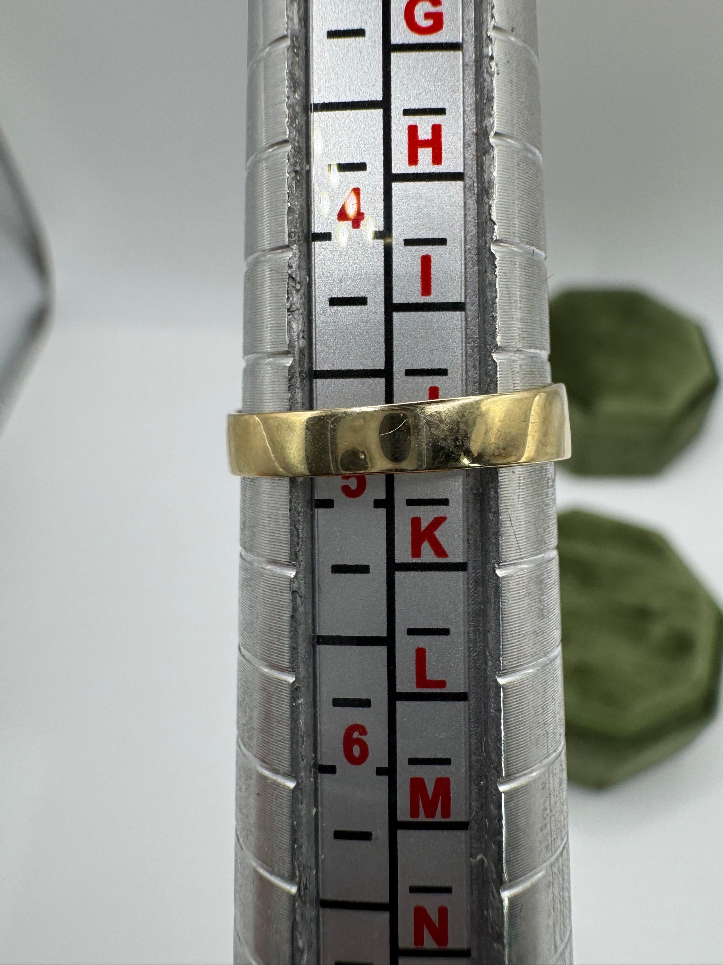 9ct gold cz engraved buckle ring