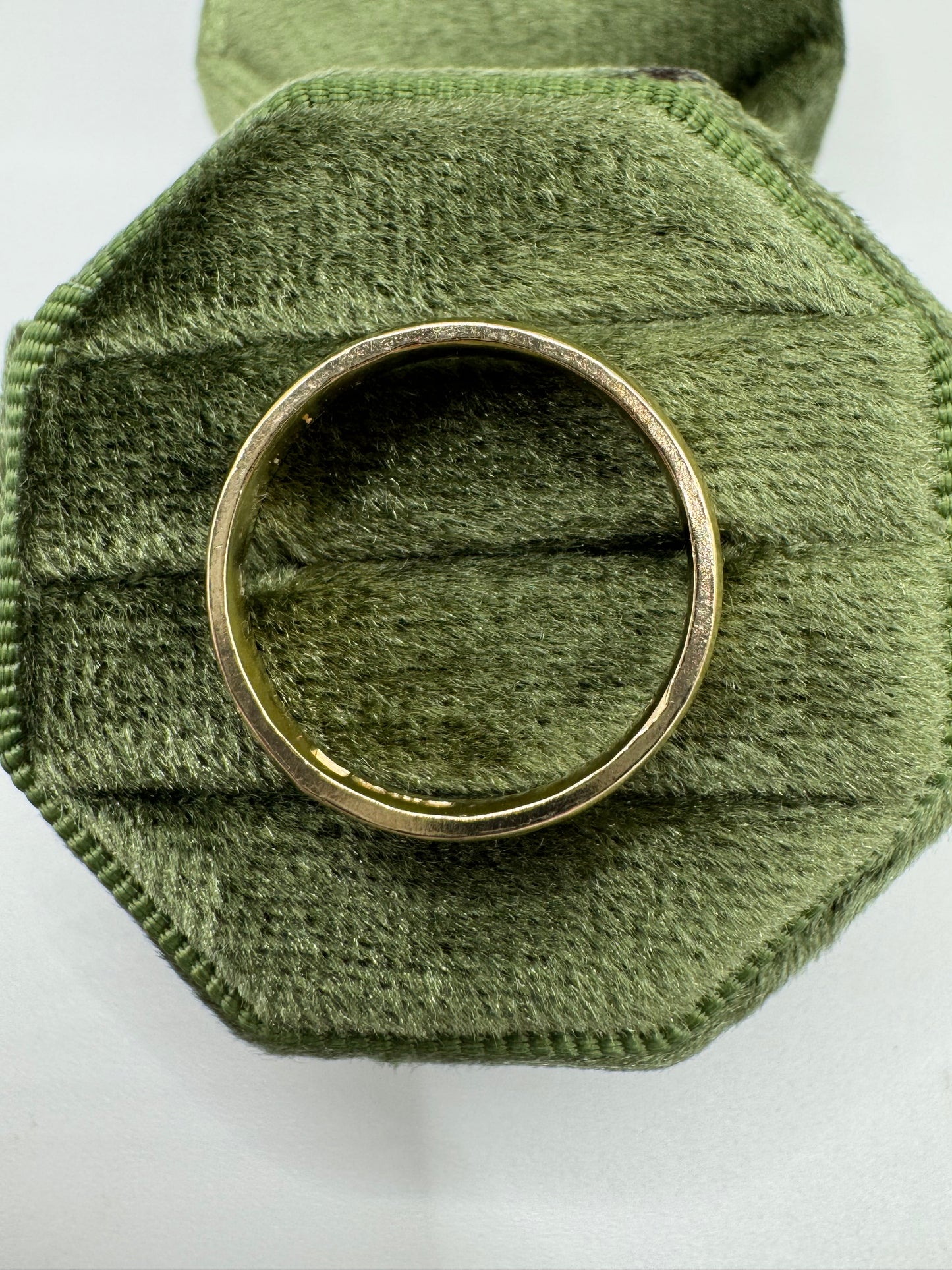 9ct gold patterned band
