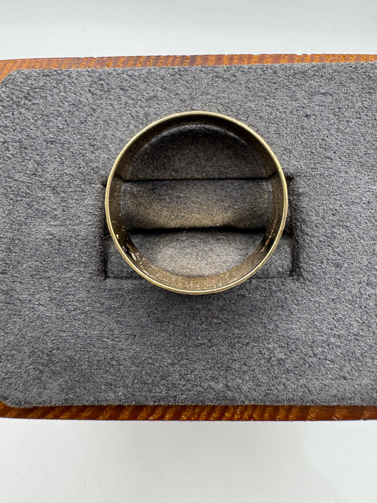 9ct gold engraved band