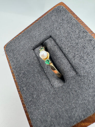 9ct gold pearl and emerald ring