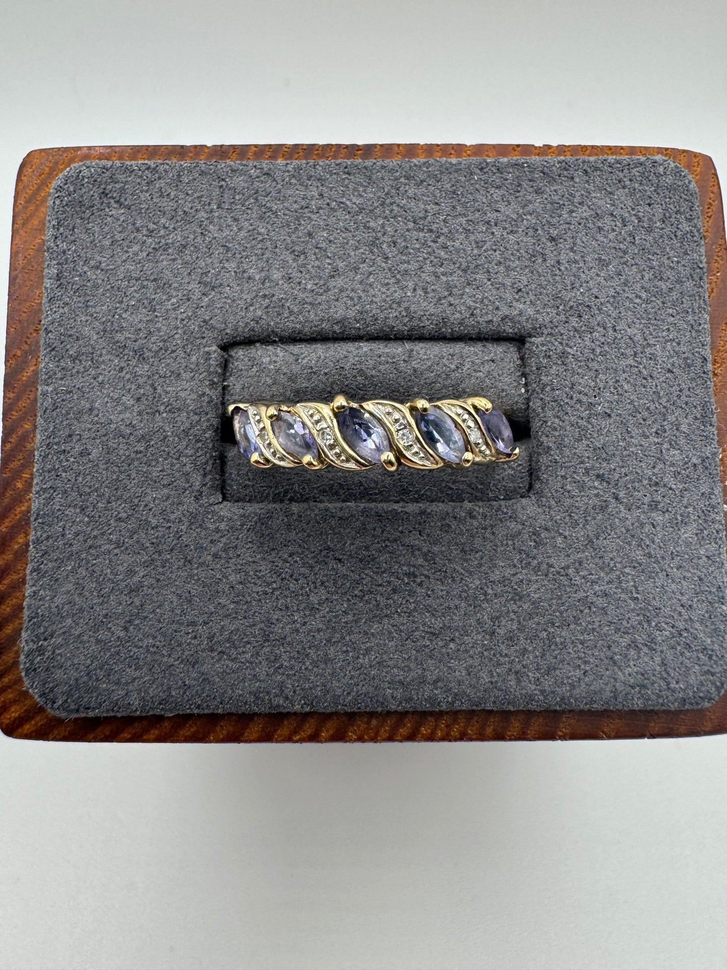 9ct gold tanzanite and diamond ring
