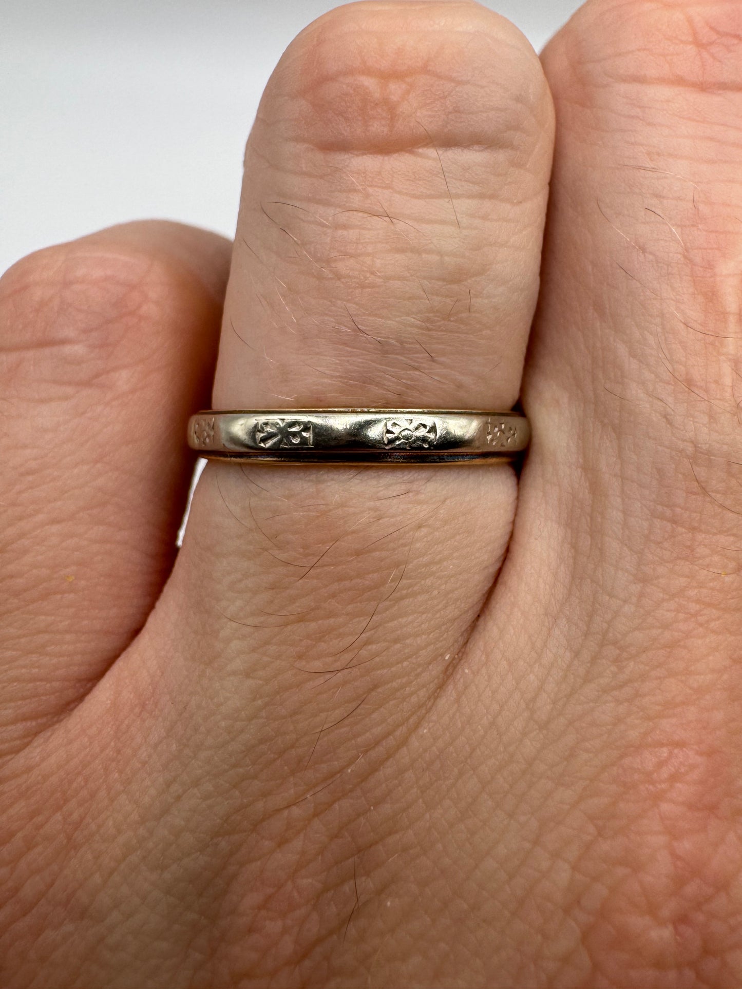 9ct two tone gold engraved band
