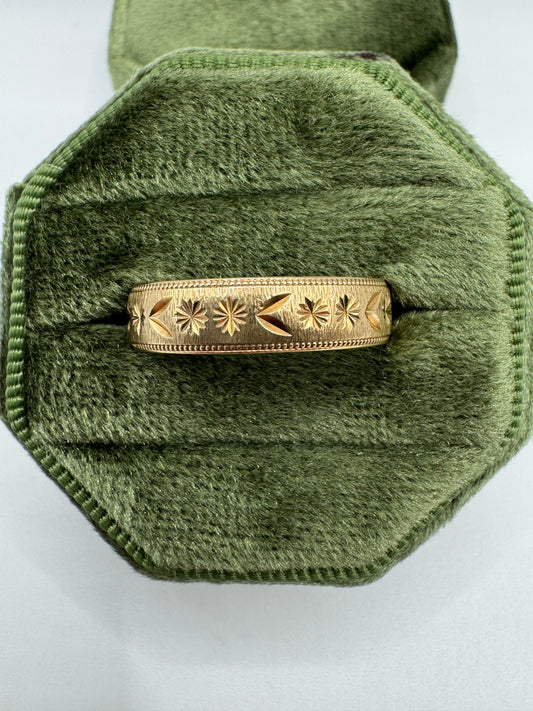 9ct gold patterned band