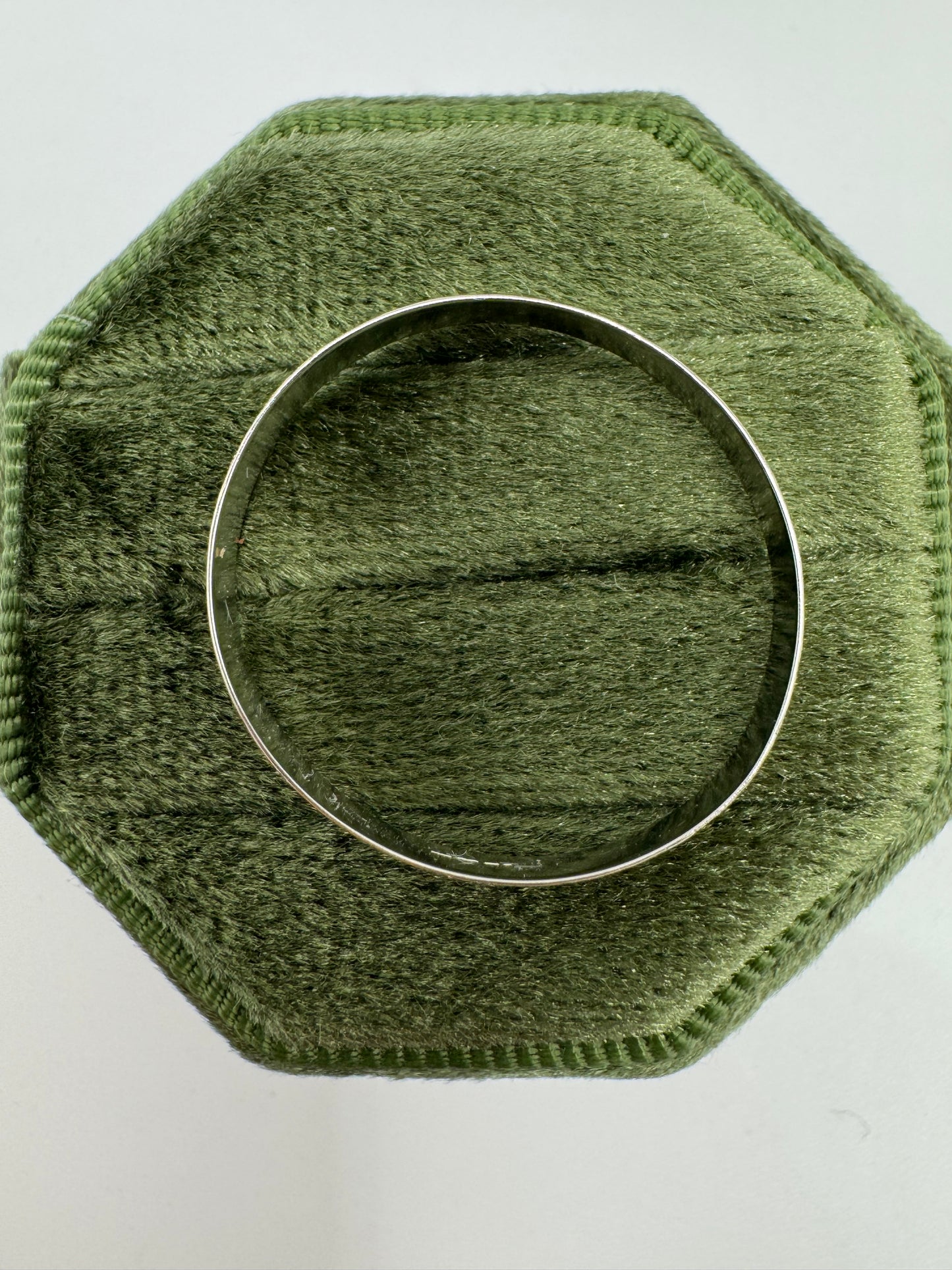 9ct white gold patterned band