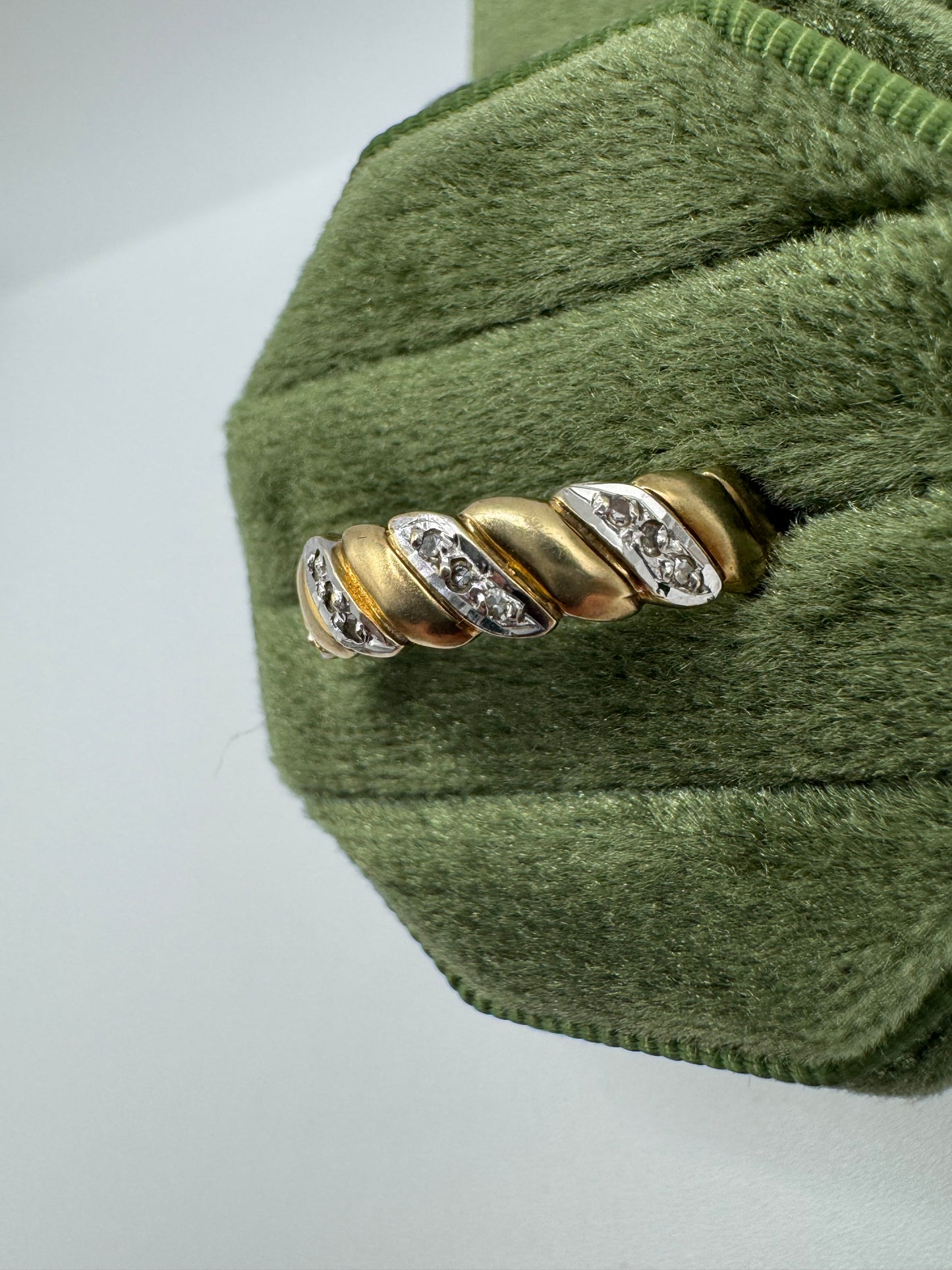 9ct gold patterned diamond ring