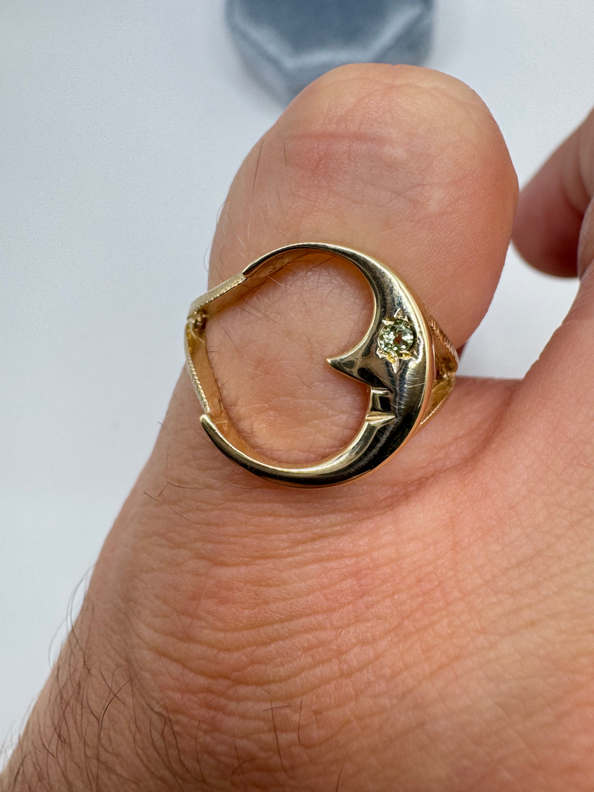 9ct gold peridot moon ring