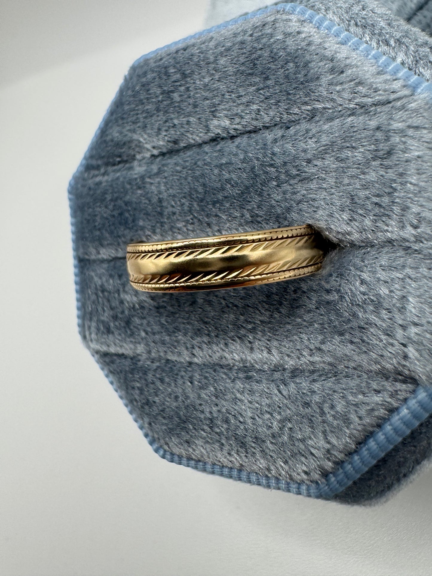 9ct gold patterned band