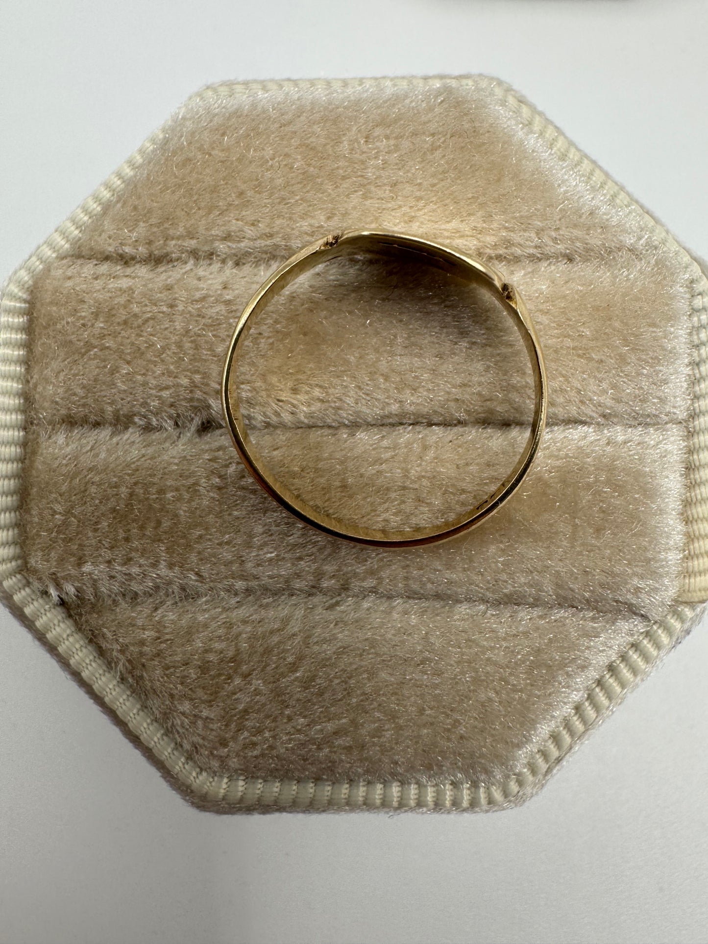 9ct gold engraved signet ring