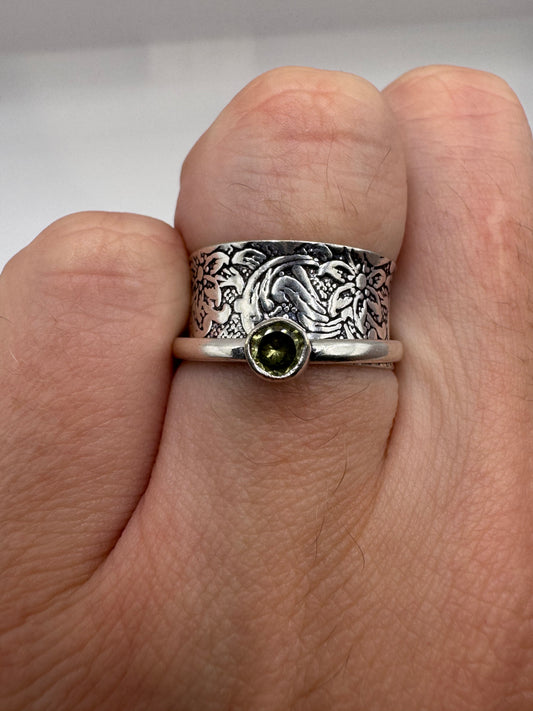 Silver peridot spinning ring (6.75-N)