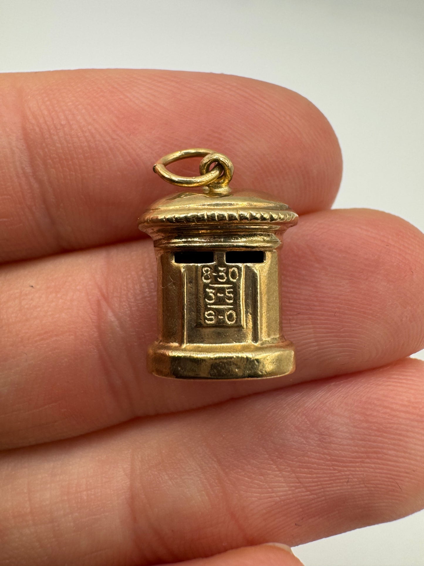 9ct gold postbox charm