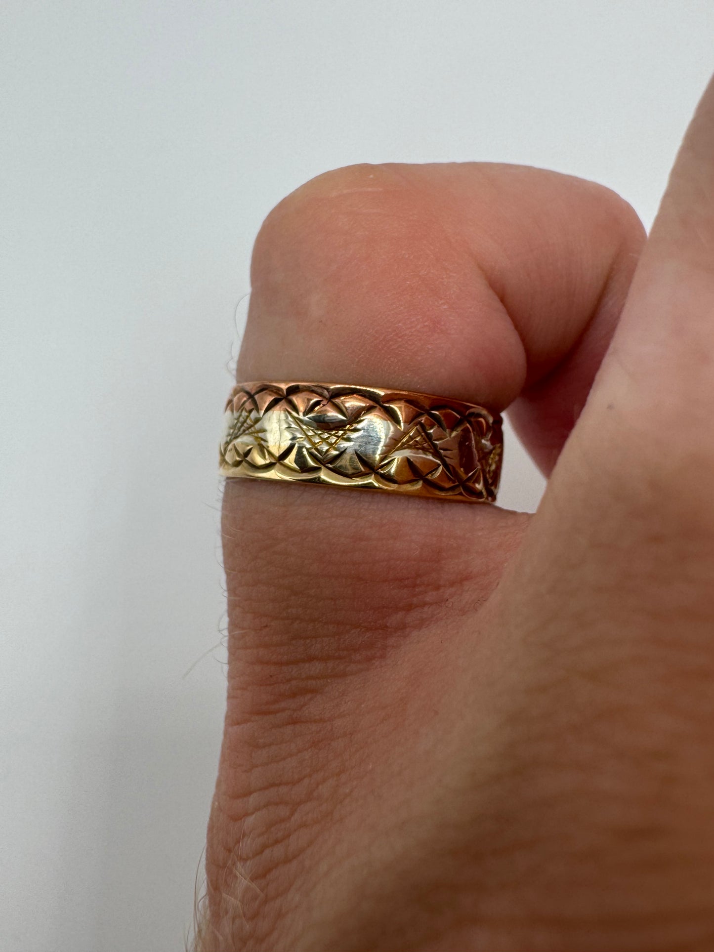 9ct tri-gold patterned band