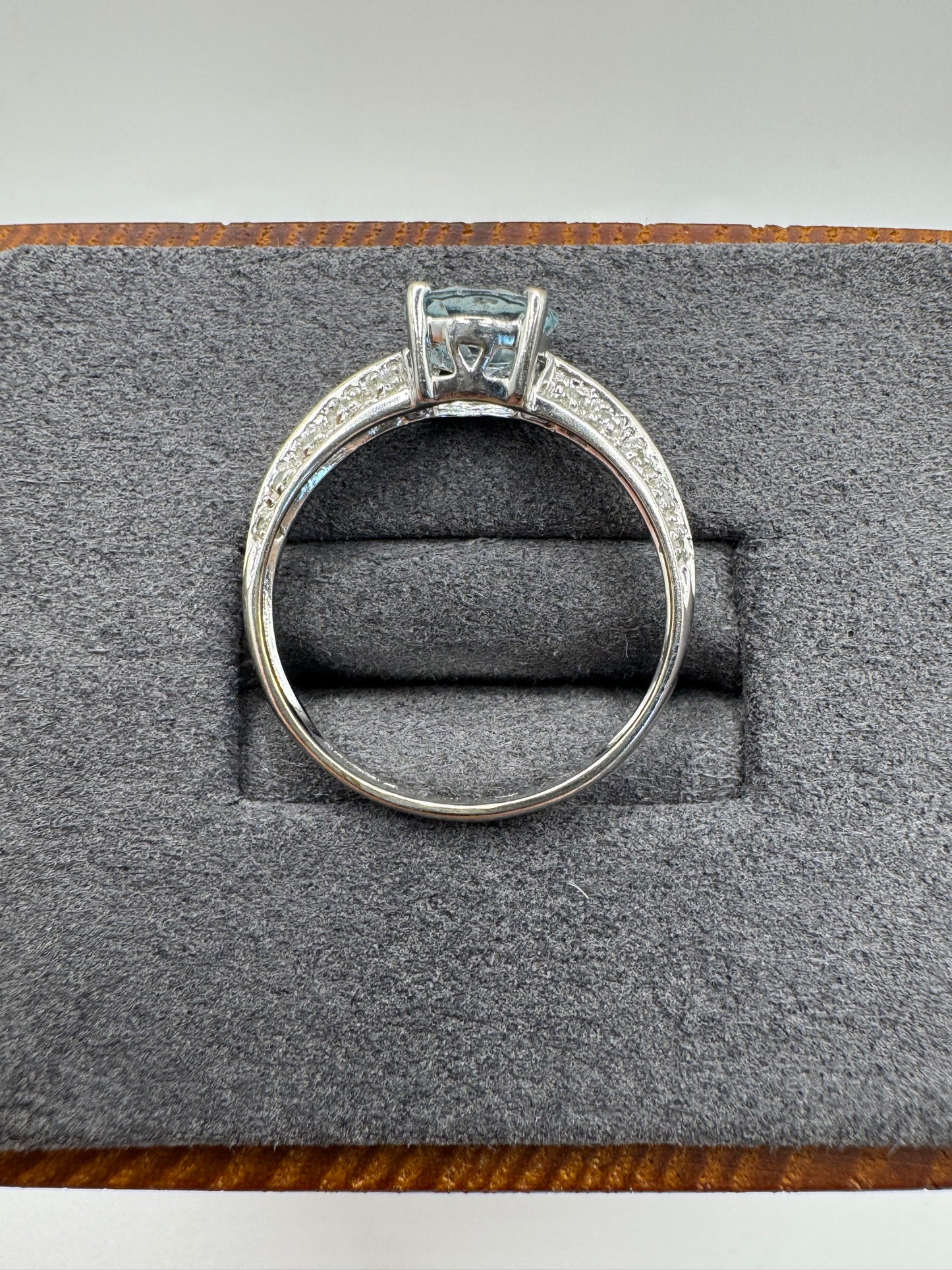 9ct white gold aquamarine and diamond ring