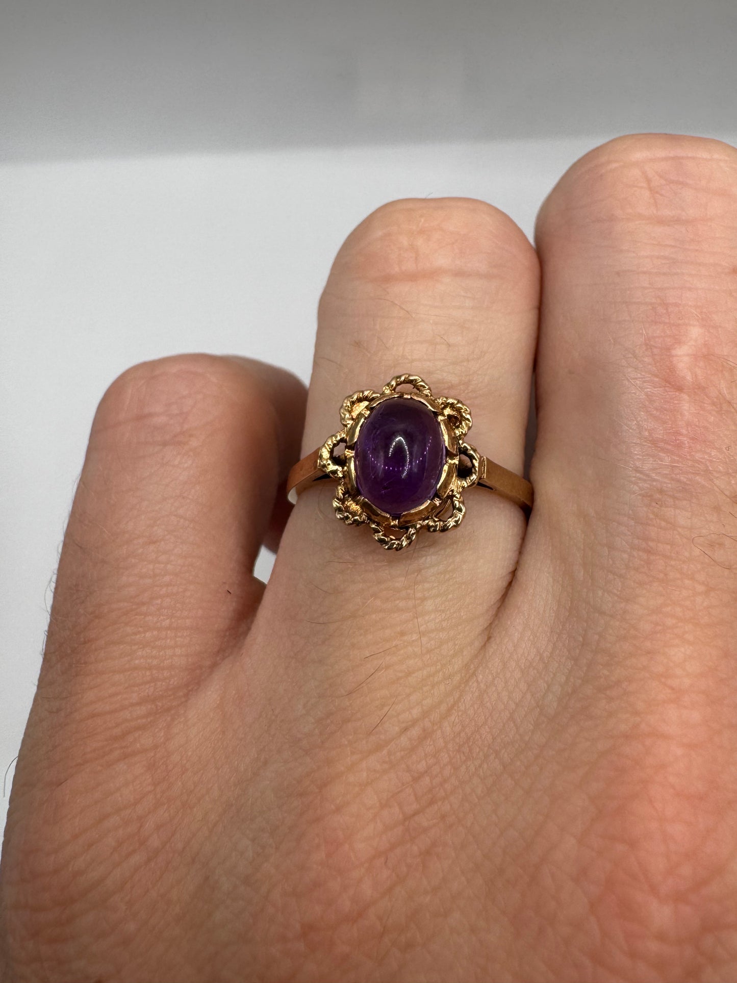 9ct gold cabochon amethyst ring