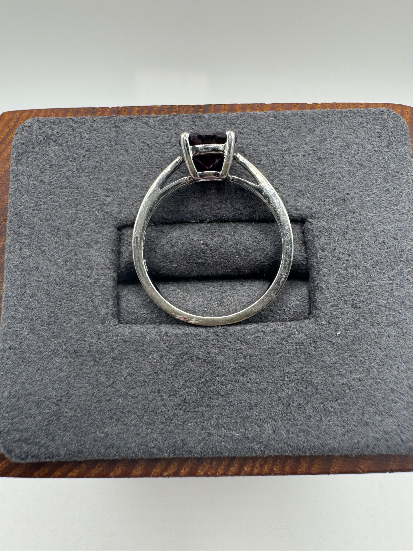 9ct white gold garnet ring