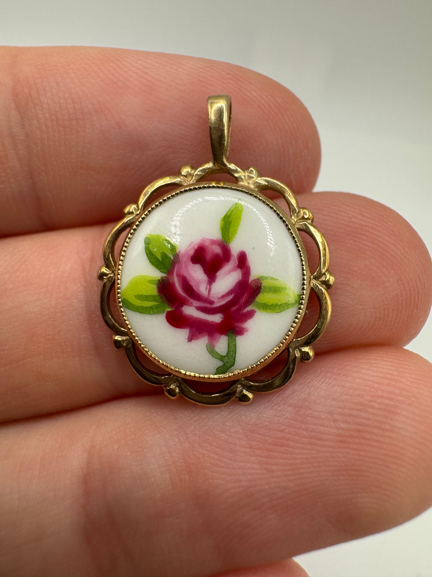 9ct gold enamel flower pendant