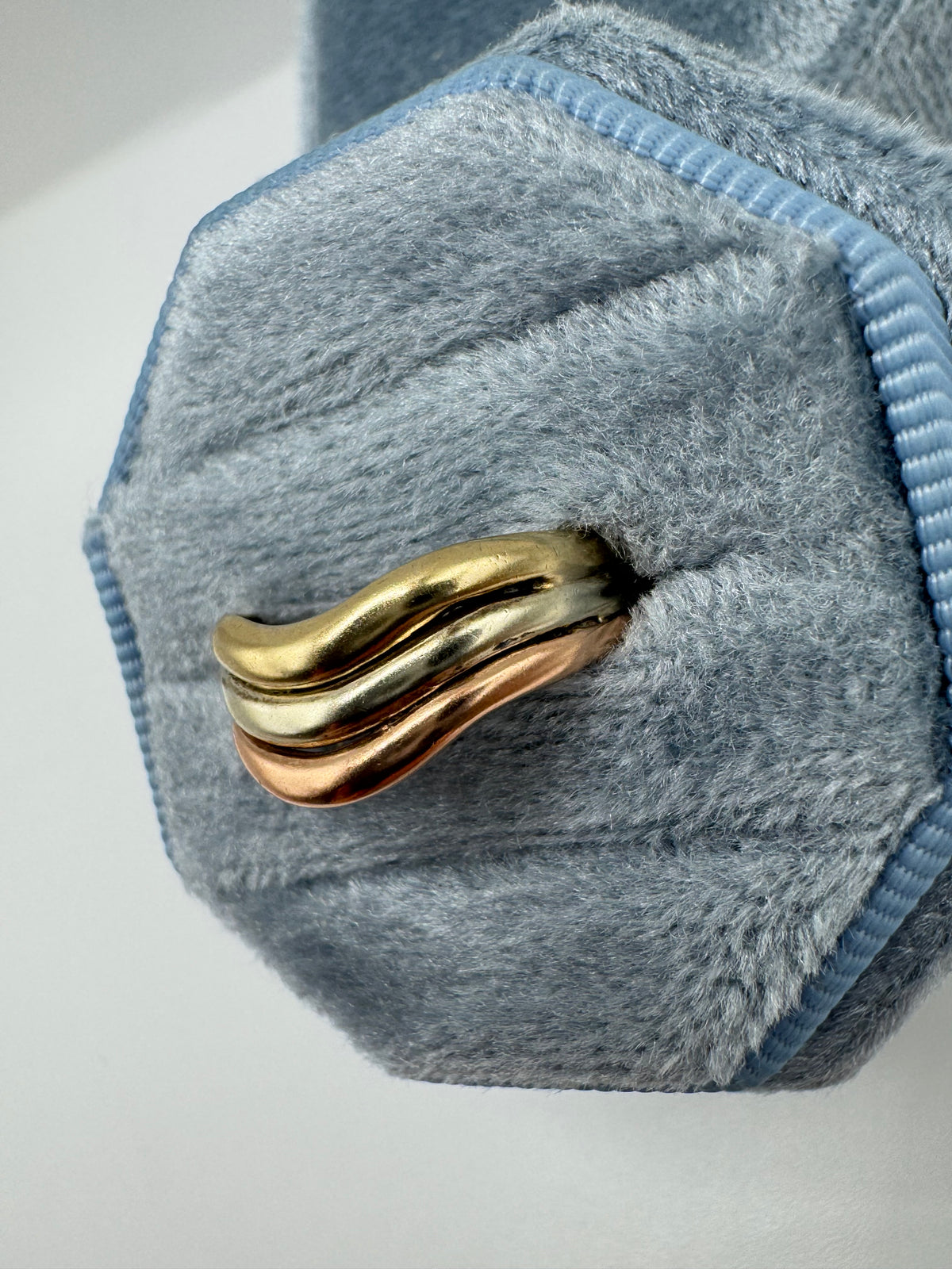 Vintage 9ct tri-gold wishbone ring