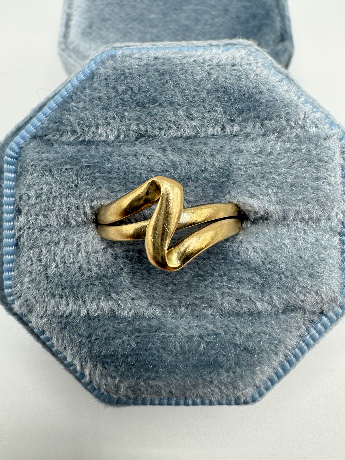 9ct gold patterned ring