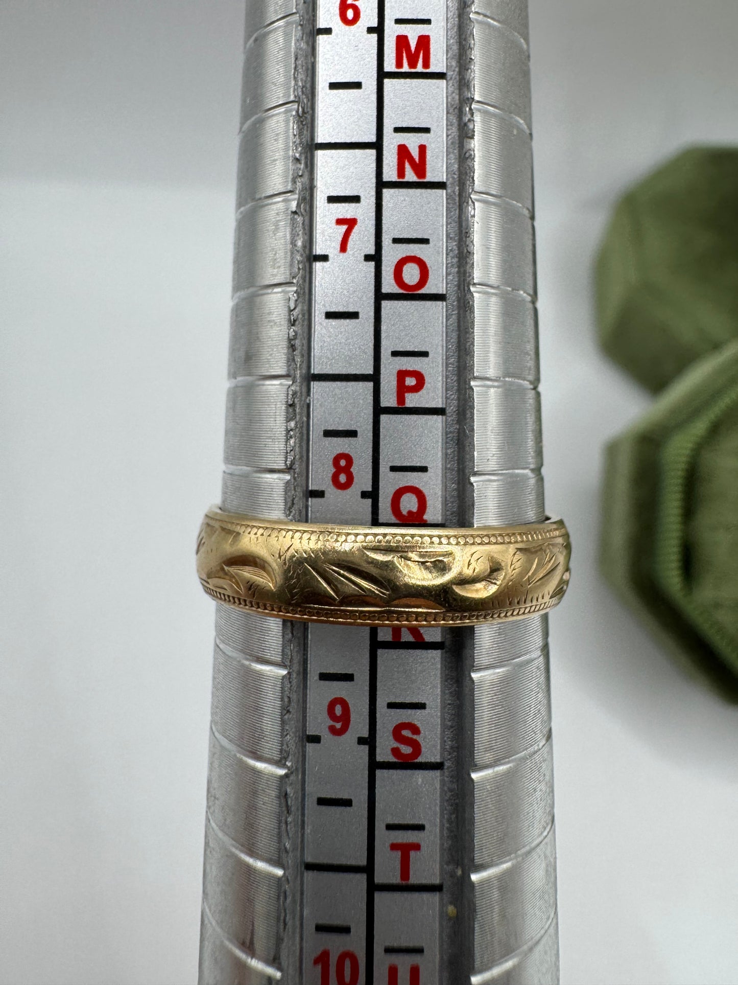 9ct gold patterned band