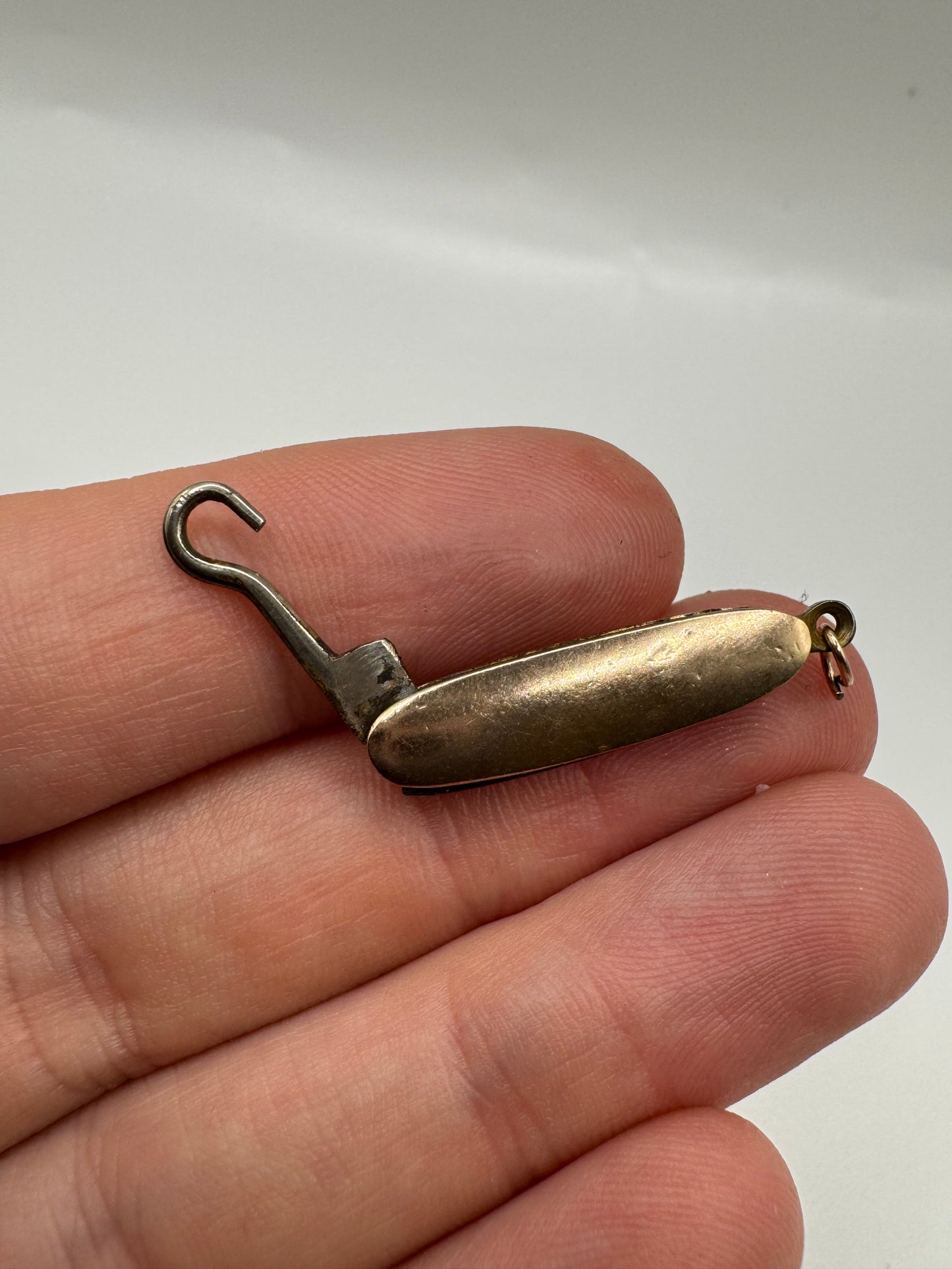 Antique 9ct rose gold button hook pendant