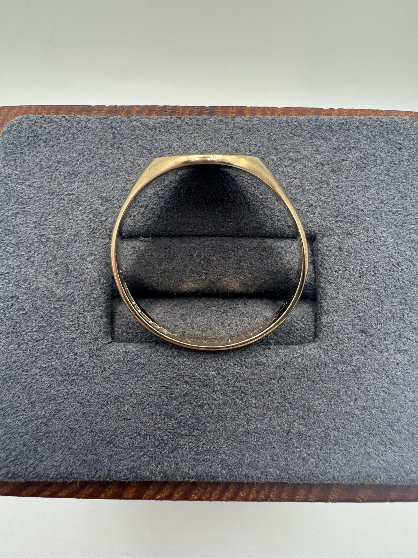 9ct gold engraved signet ring