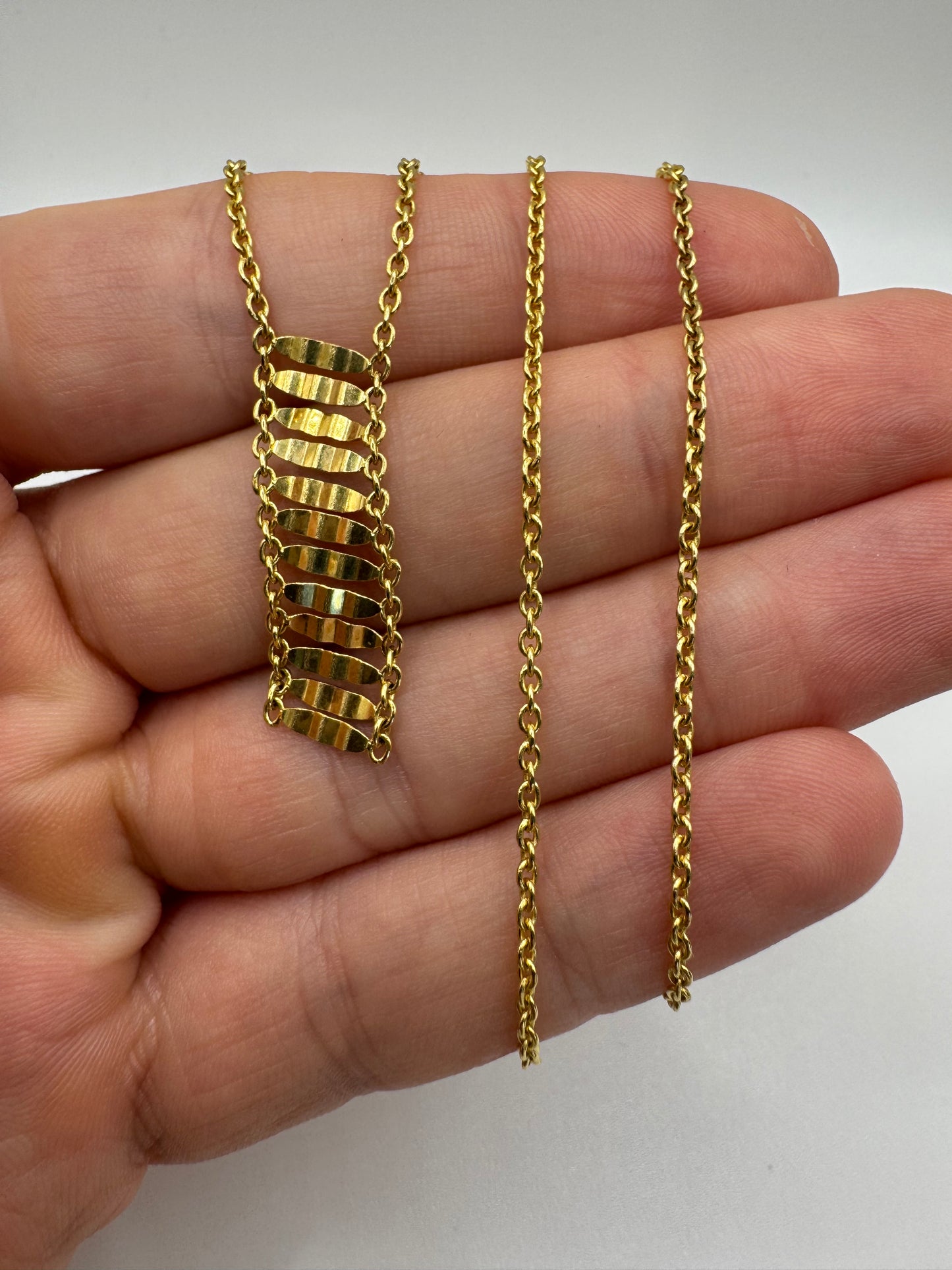 9ct gold ridged necklace (17” chain)