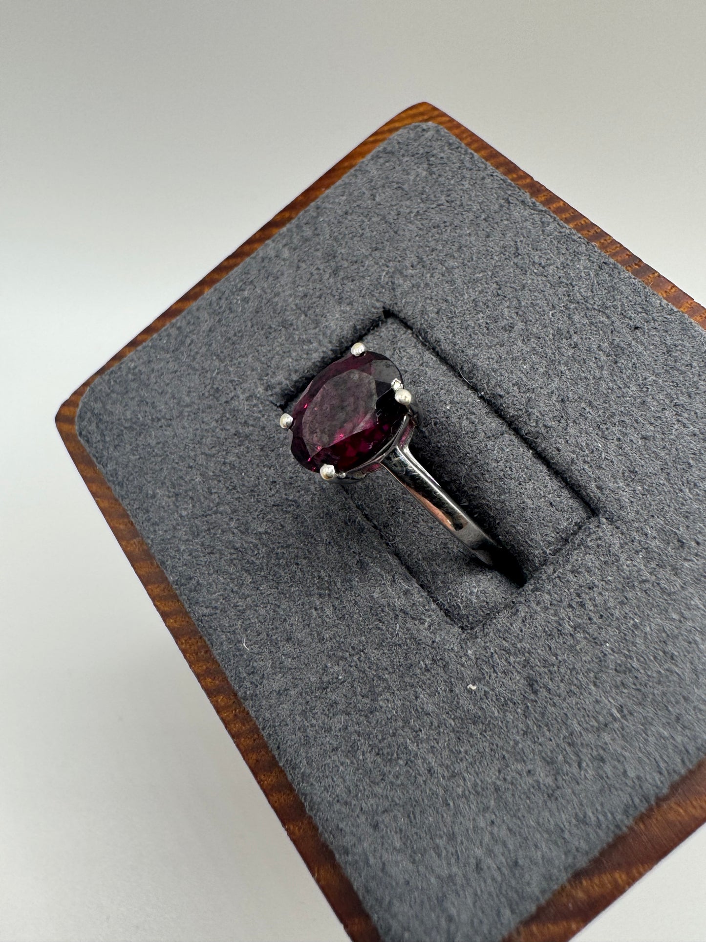 9ct white gold garnet ring