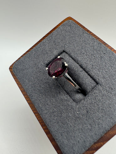 9ct white gold garnet ring