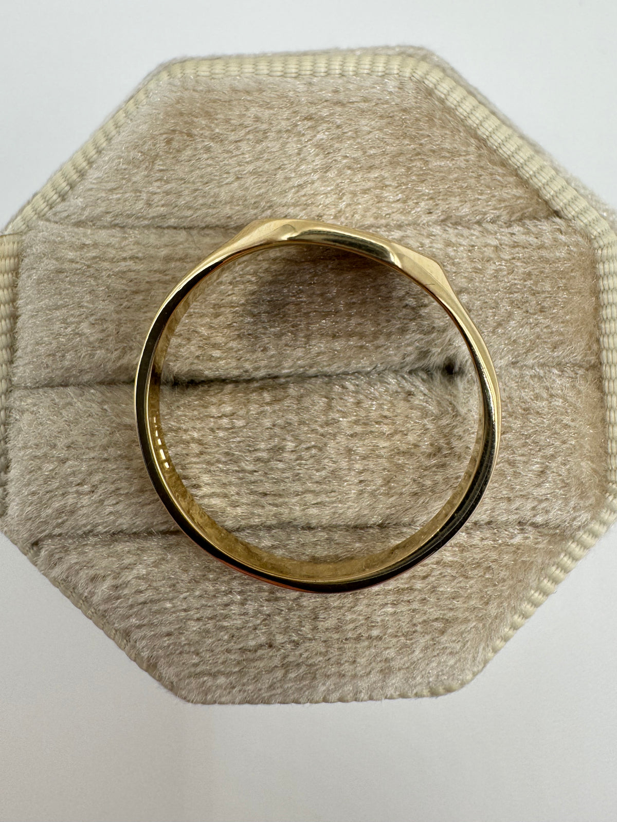 9ct gold engraved signet ring